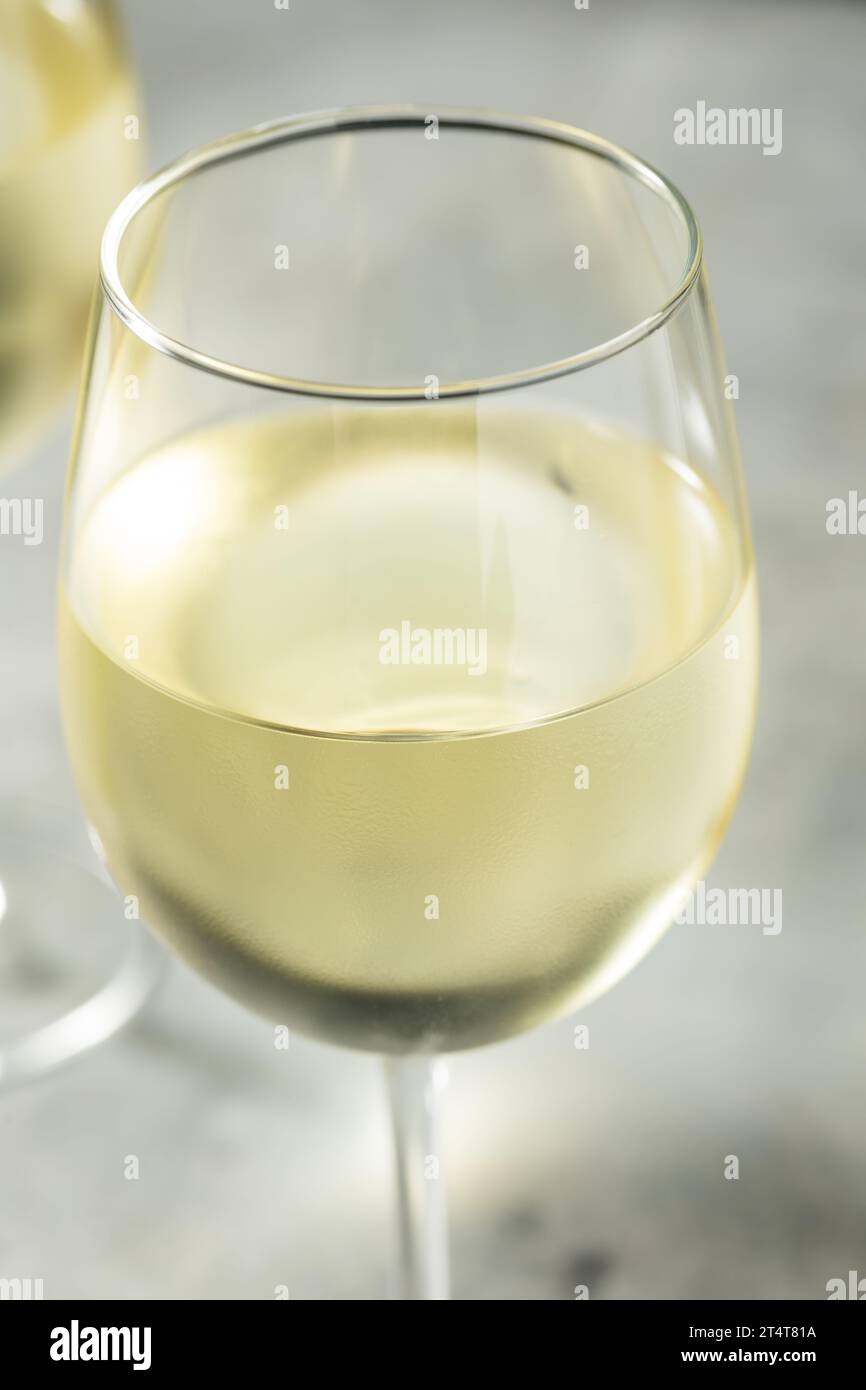 Vino bianco al Sauvignon biologico in un bicchiere Foto Stock