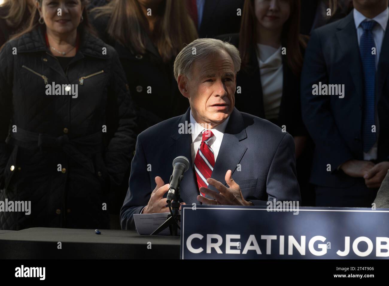 Austin, Texas, Stati Uniti. 1 novembre 2023. Il governatore del Texas GREG ABBOTT risponde alle domande della stampa in un briefing mattutino sullo sviluppo economico alla Governor's Mansion il 1° novembre 2023. Abbott sta tentando di convincere i legislatori del Texas a votare per il programma di voucher scolastici nella terza sessione speciale della 88a legislatura. (Immagine di credito: © Bob Daemmrich/ZUMA Press Wire) SOLO USO EDITORIALE! Non per USO commerciale! Foto Stock