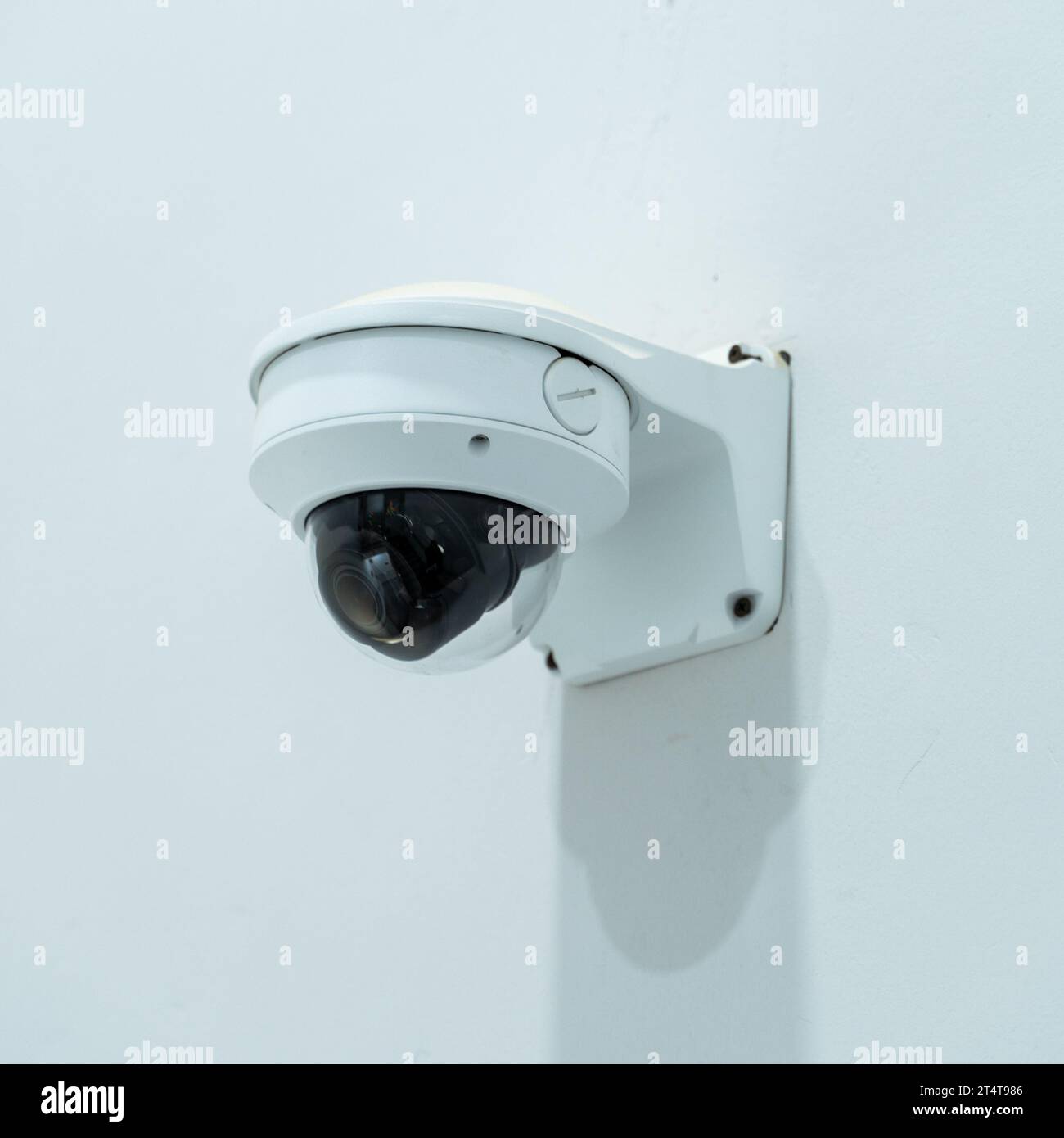 Moderna telecamera CCTV installata a parete Foto Stock