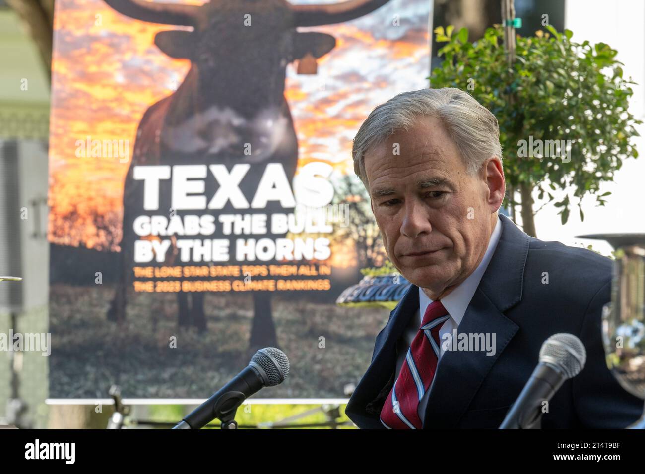 Austin, Texas, Stati Uniti. 1 novembre 2023. Il governatore del Texas GREG ABBOTT risponde alle domande della stampa in un briefing mattutino sullo sviluppo economico alla Governor's Mansion il 1° novembre 2023. Abbott sta tentando di convincere i legislatori del Texas a votare per il programma di voucher scolastici nella terza sessione speciale della 88a legislatura. (Immagine di credito: © Bob Daemmrich/ZUMA Press Wire) SOLO USO EDITORIALE! Non per USO commerciale! Foto Stock