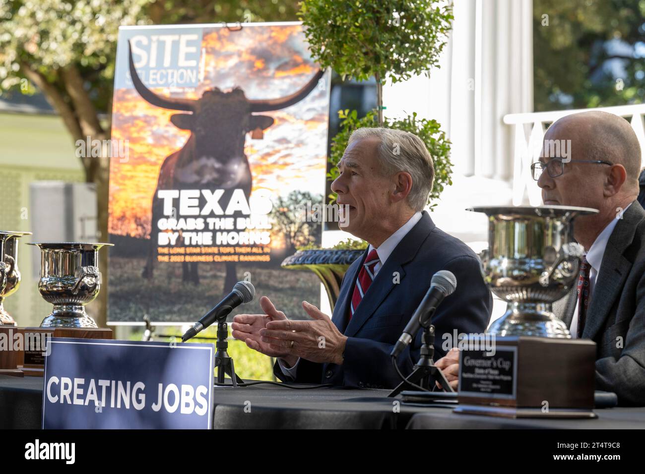 Austin, Texas, Stati Uniti. 1 novembre 2023. Il governatore del Texas GREG ABBOTT risponde alle domande della stampa in un briefing mattutino sullo sviluppo economico alla Governor's Mansion il 1° novembre 2023. Abbott sta tentando di convincere i legislatori del Texas a votare per il programma di voucher scolastici nella terza sessione speciale della 88a legislatura. (Immagine di credito: © Bob Daemmrich/ZUMA Press Wire) SOLO USO EDITORIALE! Non per USO commerciale! Foto Stock