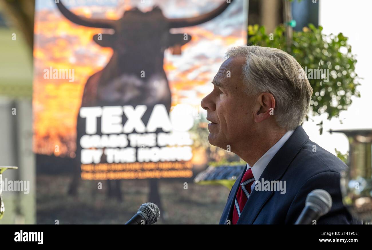 Austin, Texas, Stati Uniti. 1 novembre 2023. Il governatore del Texas GREG ABBOTT risponde alle domande della stampa in un briefing mattutino sullo sviluppo economico alla Governor's Mansion il 1° novembre 2023. Abbott sta tentando di convincere i legislatori del Texas a votare per il programma di voucher scolastici nella terza sessione speciale della 88a legislatura. (Immagine di credito: © Bob Daemmrich/ZUMA Press Wire) SOLO USO EDITORIALE! Non per USO commerciale! Foto Stock