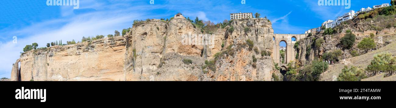 RONDA, SPAGNA - 6 OTTOBRE 2023: Vista panoramica del Ponte di Puente Nuevo nella soleggiata giornata di Ronda, Spagna, il 6 ottobre 2023 Foto Stock