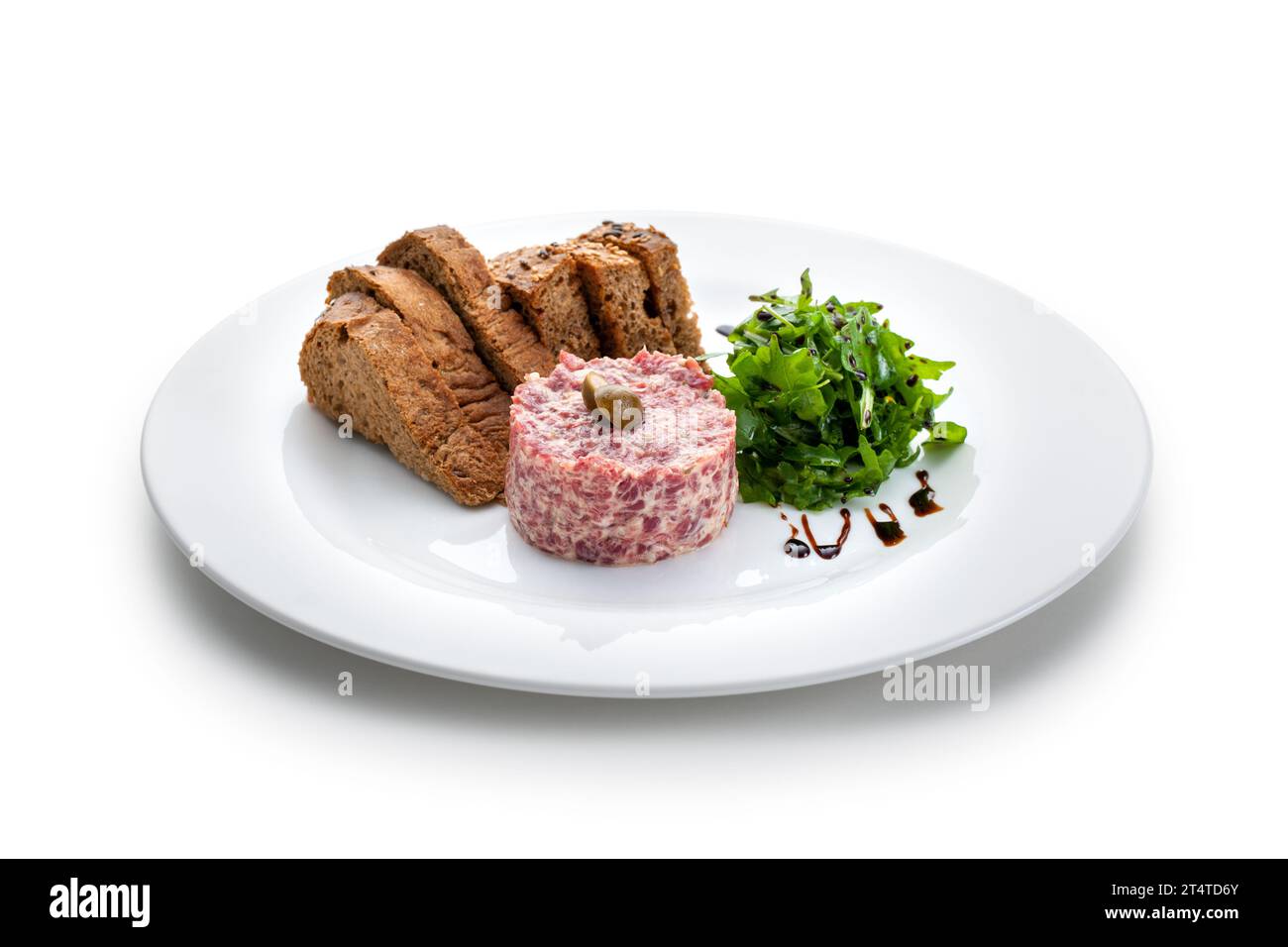 tartare di manzo con capari, tartare di bistecca, pane tostato, insalata Foto Stock