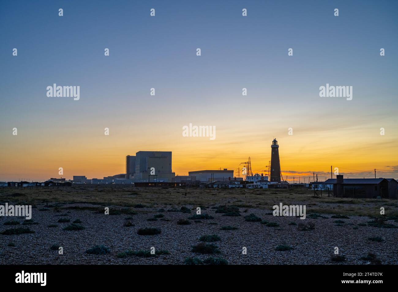 Guardando verso la centrale elettrica di Dungeness al tramonto Foto Stock