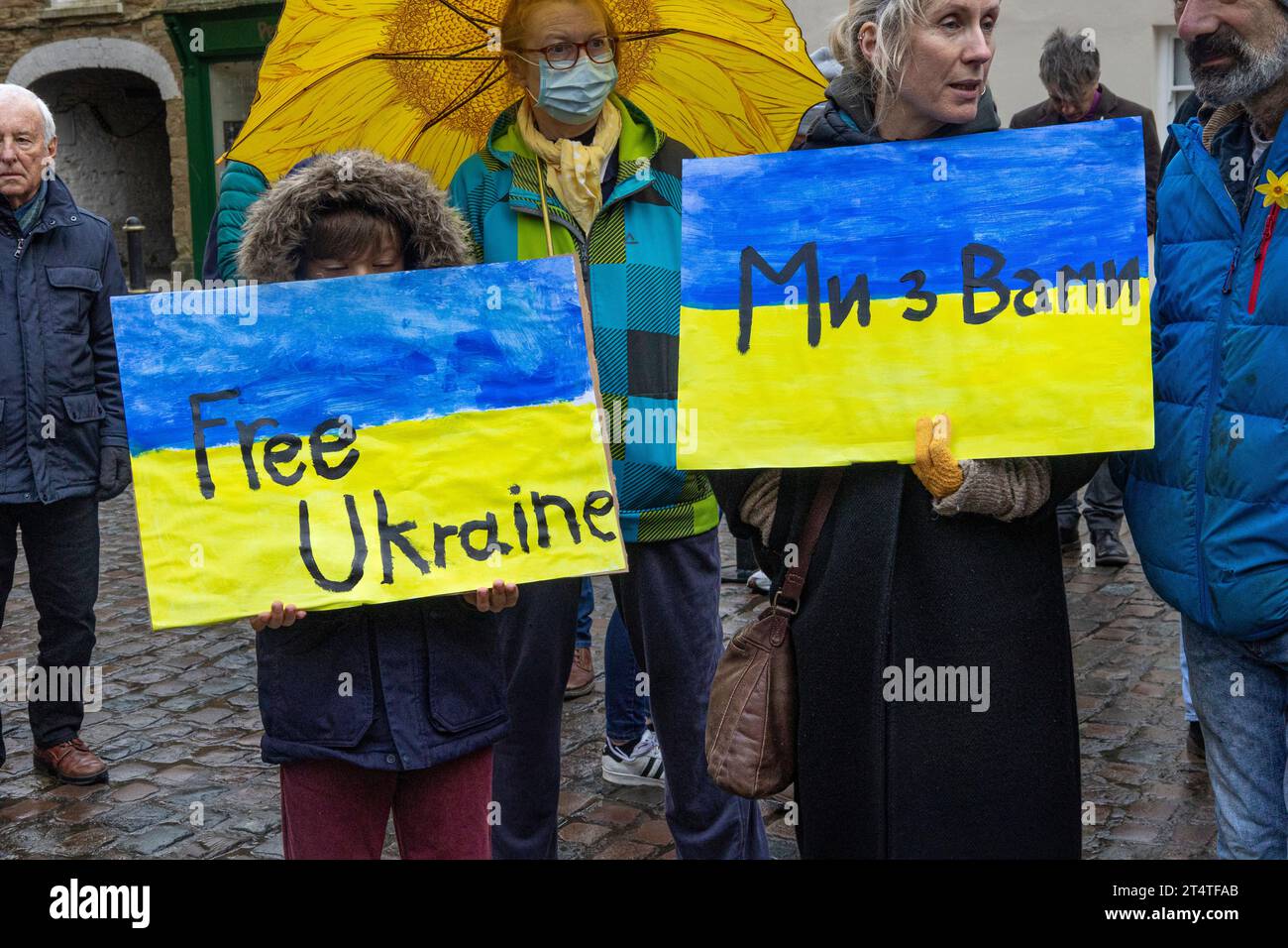 Veglia per l'Ucraina a seguito dell'invasione russa dell'Ucraina nel 2022 a Truro, in Cornovaglia Foto Stock