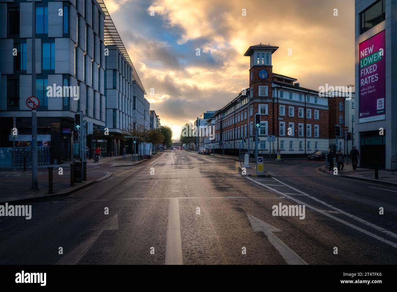 Dublino, Irlanda, 10 ottobre 2020, spettacolare e lungoso tramonto a Pearse St, con un mix di edifici, negozi e ristoranti moderni e tradizionali Foto Stock