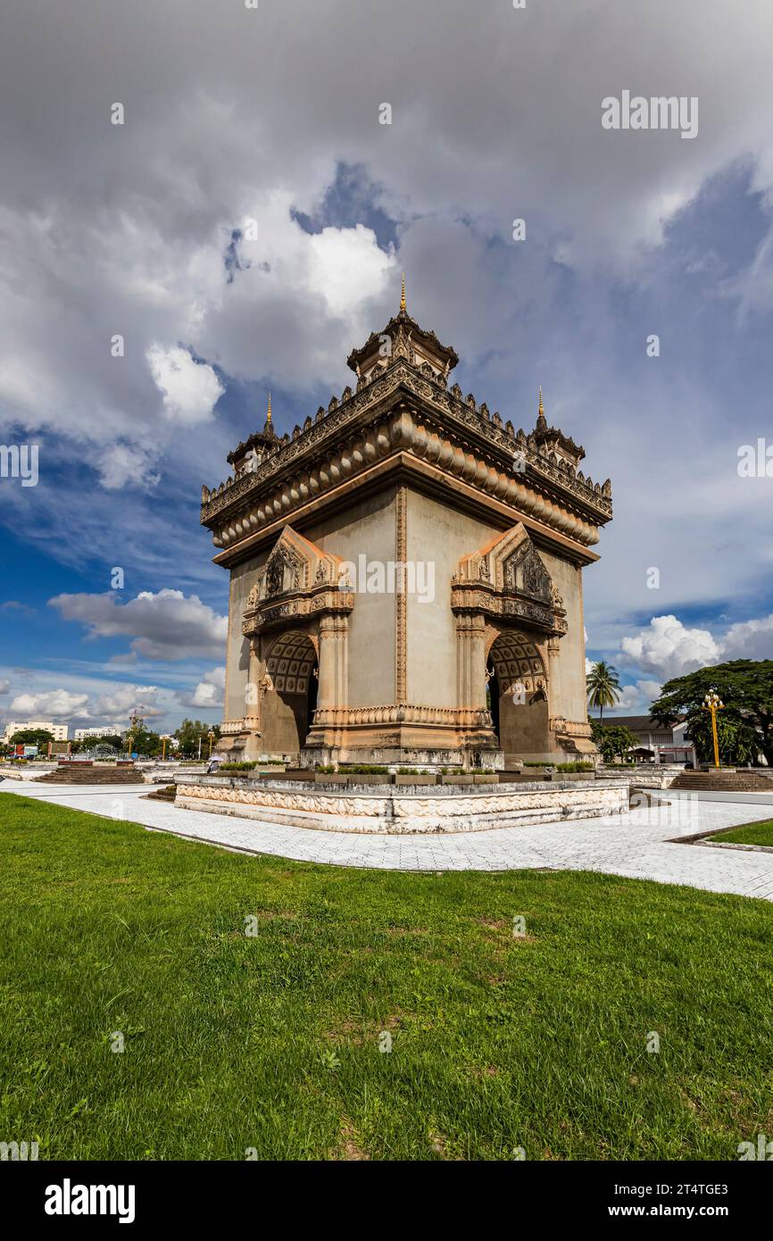 Patuxay (Patuxai), Victory Gate, Anousavary (Anosavari) Monument, Avenue Lane Xang, Vientiane, Laos, Sud-est asiatico, Asia Foto Stock