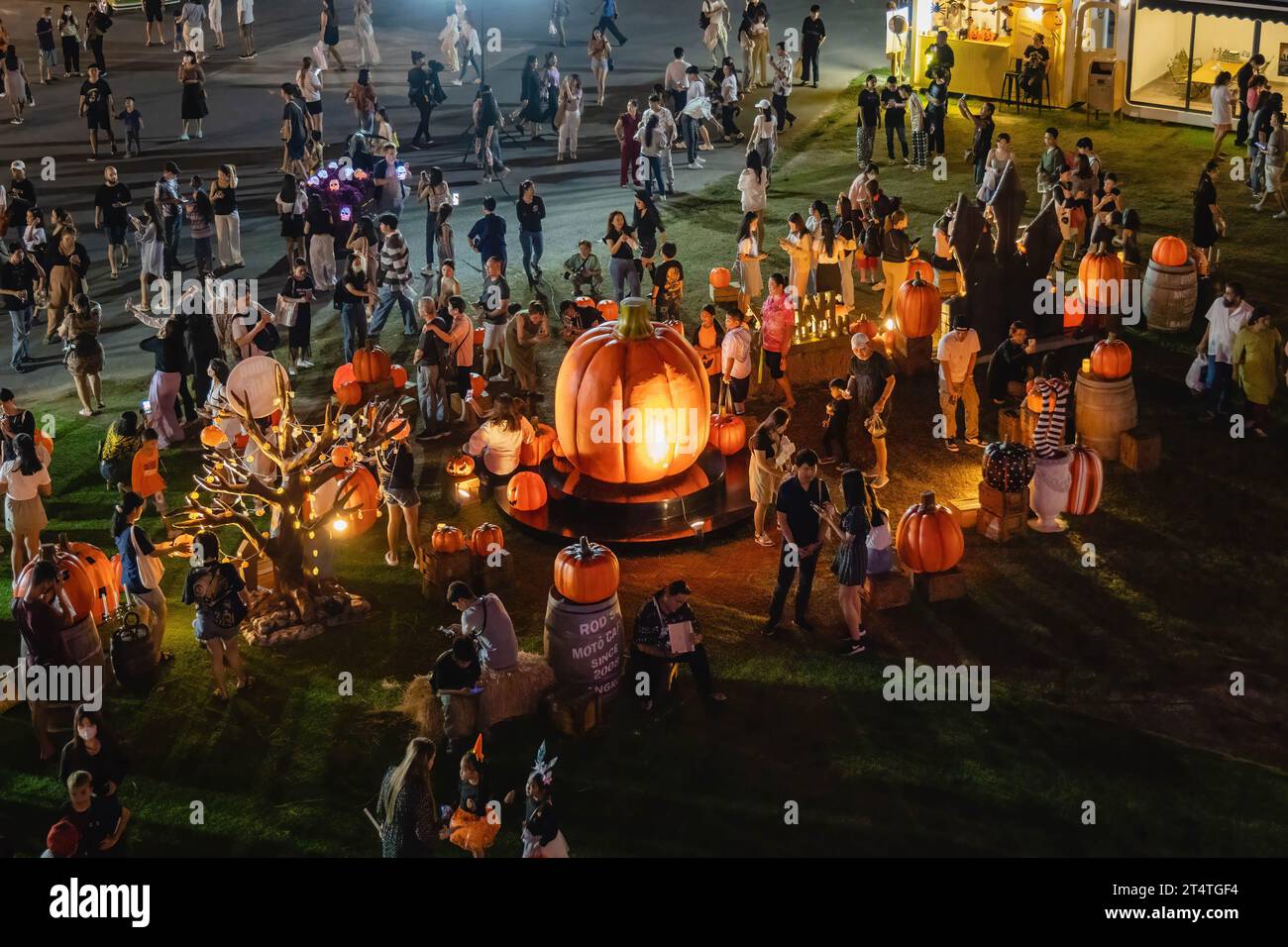 Bangkok, Thailandia. 31 ottobre 2023. Vista dall'alto dell'Happy Halloween Festival 2023 alla Jodd Fairs DanNeramit di Bangkok. Il più famoso mercato notturno di Bangkok, Jodd Fairs, ha recentemente aperto una nuova filiale al DanNeramit, un formale parco a tema con un castello da favola che copre un'area di 52800 metri quadrati con una varietà di bancarelle come vestiti e accessori, oggetti d'epoca, birre artigianali, souvenir, cibo tailandese e internazionale. Credito: SOPA Images Limited/Alamy Live News Foto Stock