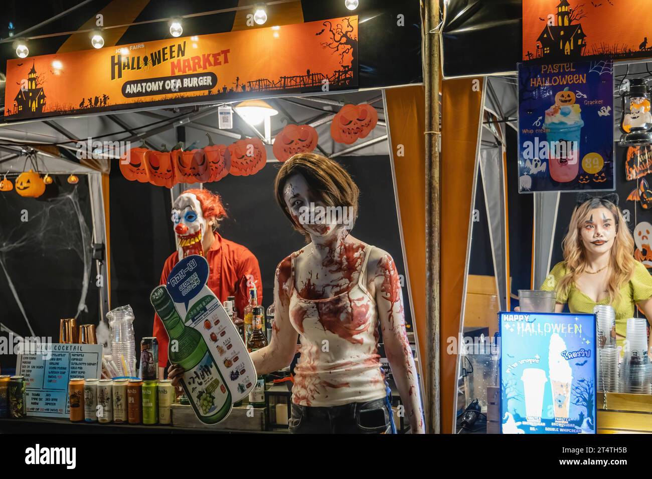 Bangkok, Thailandia. 31 ottobre 2023. Un venditore viene visto travestito da zombie davanti al suo stand durante l'Happy Halloween Festival 2023 alla Jodd Fairs DanNeramit di Bangkok. Il più famoso mercato notturno di Bangkok, Jodd Fairs, ha recentemente aperto una nuova filiale al DanNeramit, un formale parco a tema con un castello da favola che copre un'area di 52800 metri quadrati con una varietà di bancarelle come vestiti e accessori, oggetti d'epoca, birre artigianali, souvenir, cibo tailandese e internazionale. (Foto di Nathalie Jamois/SOPA Images/Sipa USA) credito: SIPA USA/Alamy Live News Foto Stock