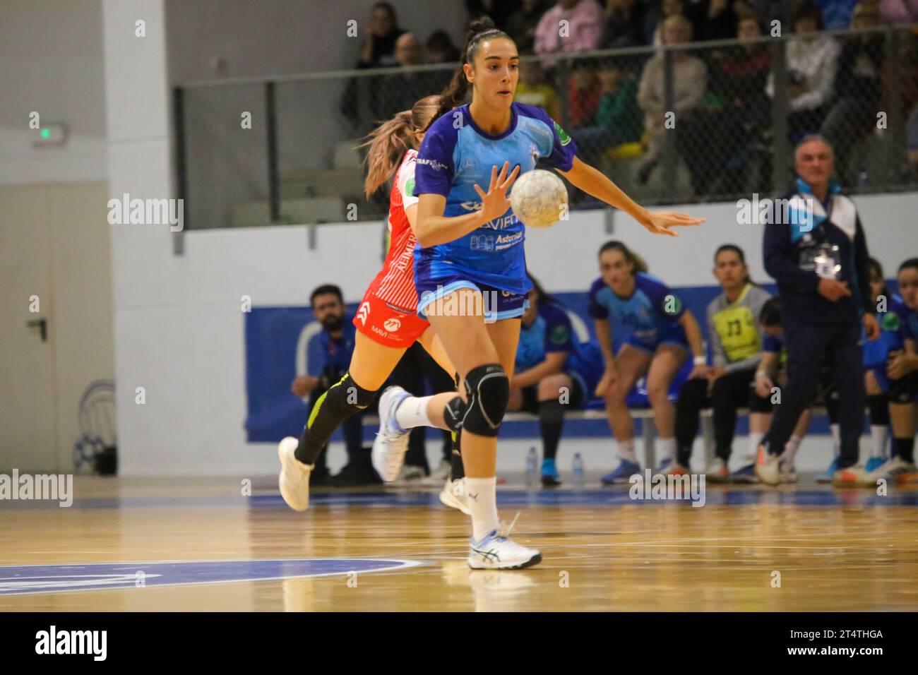 Oviedo, Spagna, 1 novembre 2023: la giocatrice di Lobas Global Atac Oviedo, Elena Martinez (11) corre con la palla durante la nona giornata della Liga Guerreras Iberdrola tra Lobas Global Atac Oviedo e Motive.co Gijon Balonmano la Calzada , il 1 novembre 2023, al Florida Arena Municipal Sports Center, a Oviedo, in Spagna. Credito: Alberto Brevers / Alamy Live News. Foto Stock