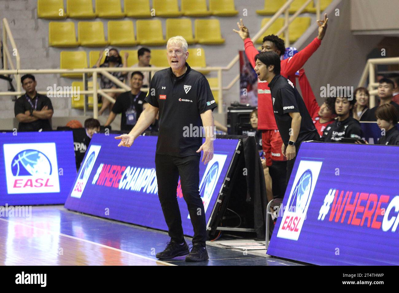 Santa Rosa, Filippine. 1 novembre 2023. Capo-allenatore John Patrick di Chiba durante la partita EASL. I Chiba Jets (Red) fuggono dal TNT Tropang Giga (Black), 75-66 durante la loro partita della fase a gironi EASL a Santa Rosa Laguna. (Foto di Dennis Jerome Acosta/Pacific Press) credito: Pacific Press Media Production Corp./Alamy Live News Foto Stock