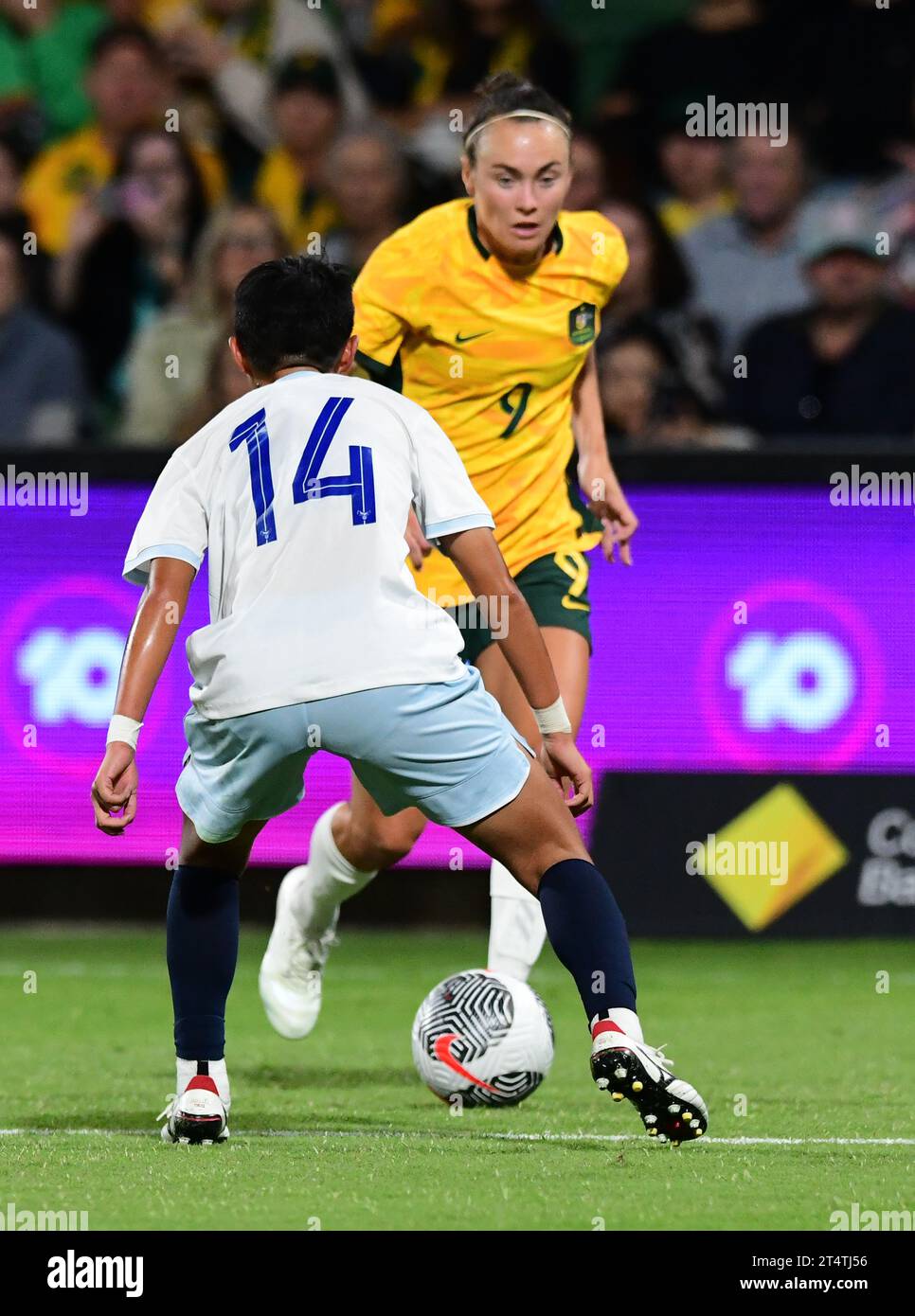 Perth, Australia. 1 novembre 2023. Wu Kai-Ching (L) della squadra di calcio femminile cinese Taipei e Caitlin Jade Foord (R) della squadra di calcio femminile australiana in azione durante il turno di qualificazione olimpica di calcio femminile dell'AFC 2024 2 gruppo A partita tra Australia e Taipei cinese tenutasi presso il Perth Rectangular Stadium.punteggio finale Australia 3:0 Cinese Taipei. Credito: SOPA Images Limited/Alamy Live News Foto Stock