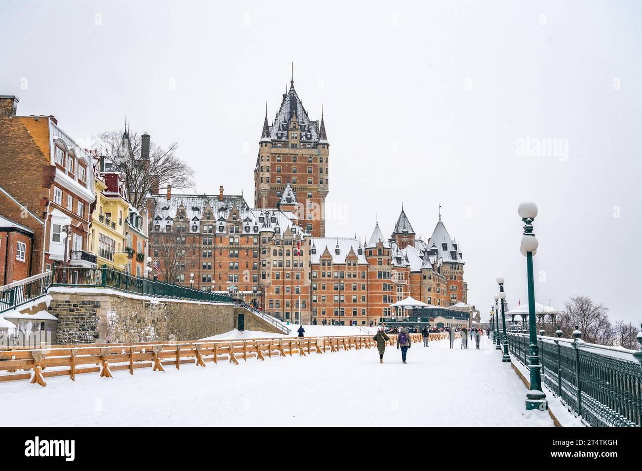 Dufferin Terrace, hotel Fairmont Chateau Frontenac, giornata innevata, Quebec, Canada Foto Stock