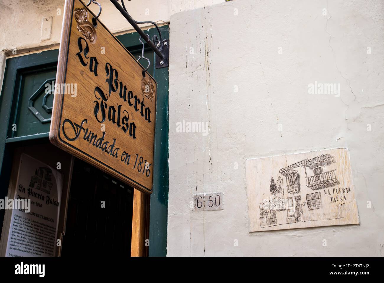 Bogotà, Colombia - 2 luglio 2023. Ingresso al famoso ristorante tradizionale la Puerta Falsa, situato vicino alla Cattedrale Primate della Colombia, a Foto Stock