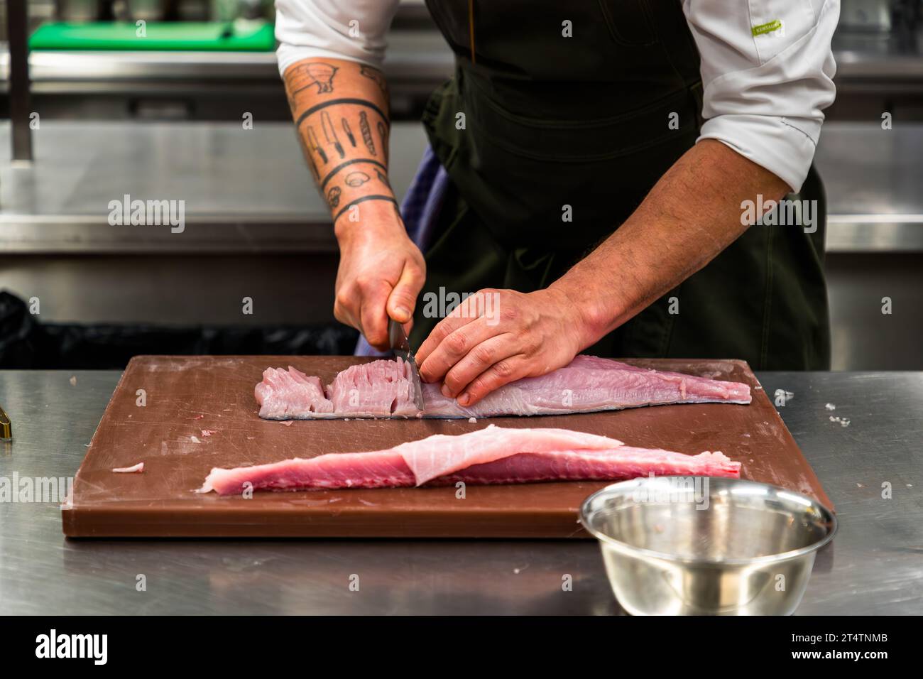 Lo chef Ingo Mark dimostra il taglio fine del filetto su una carpa argentata. Le ossa y vengono tagliate a intervalli di 2 mm in modo da non interferire più con il mangiare. Wiesau (VGem), Germania Foto Stock