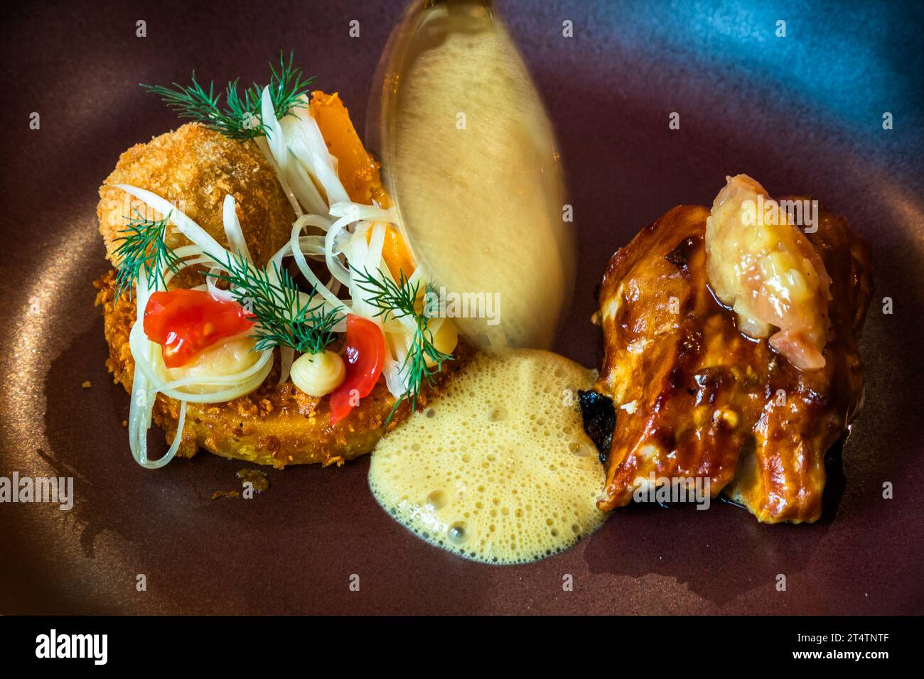 Filetto di carpa d'argento basato su una ricetta dello chef Ingo Mark dell'alto Palatinato. Glassato con lacca caramellata per la testa di pesce e fette di zucca sous-vide con pralina alla carpa e salsa di zucca. Wiesau (VGem), Germania Foto Stock