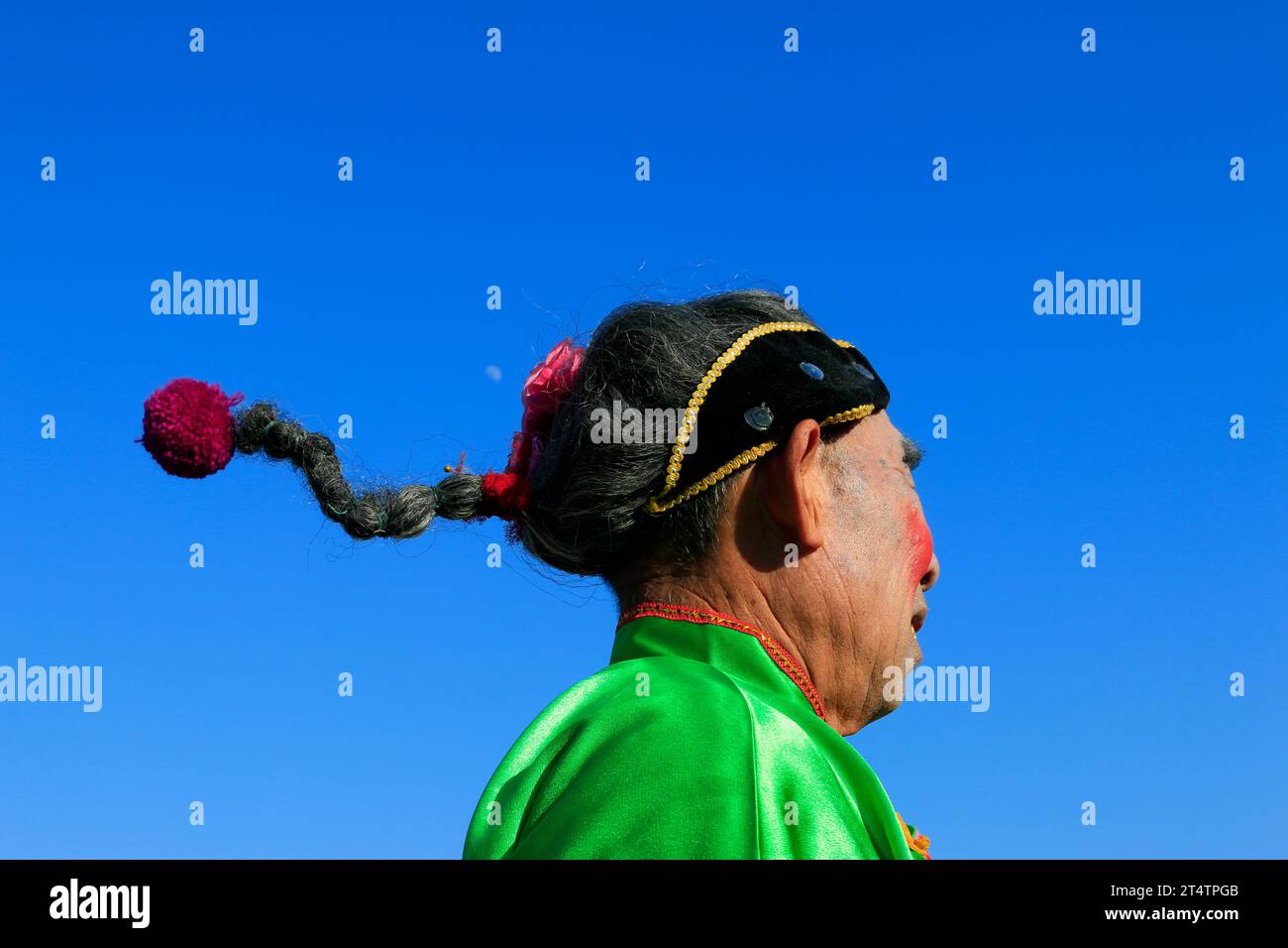 Copricapo per spettacoli di danza popolare cinese in stile tradizionale yangko in strada, contea di Luannan, provincia di hebei, Cina Foto Stock