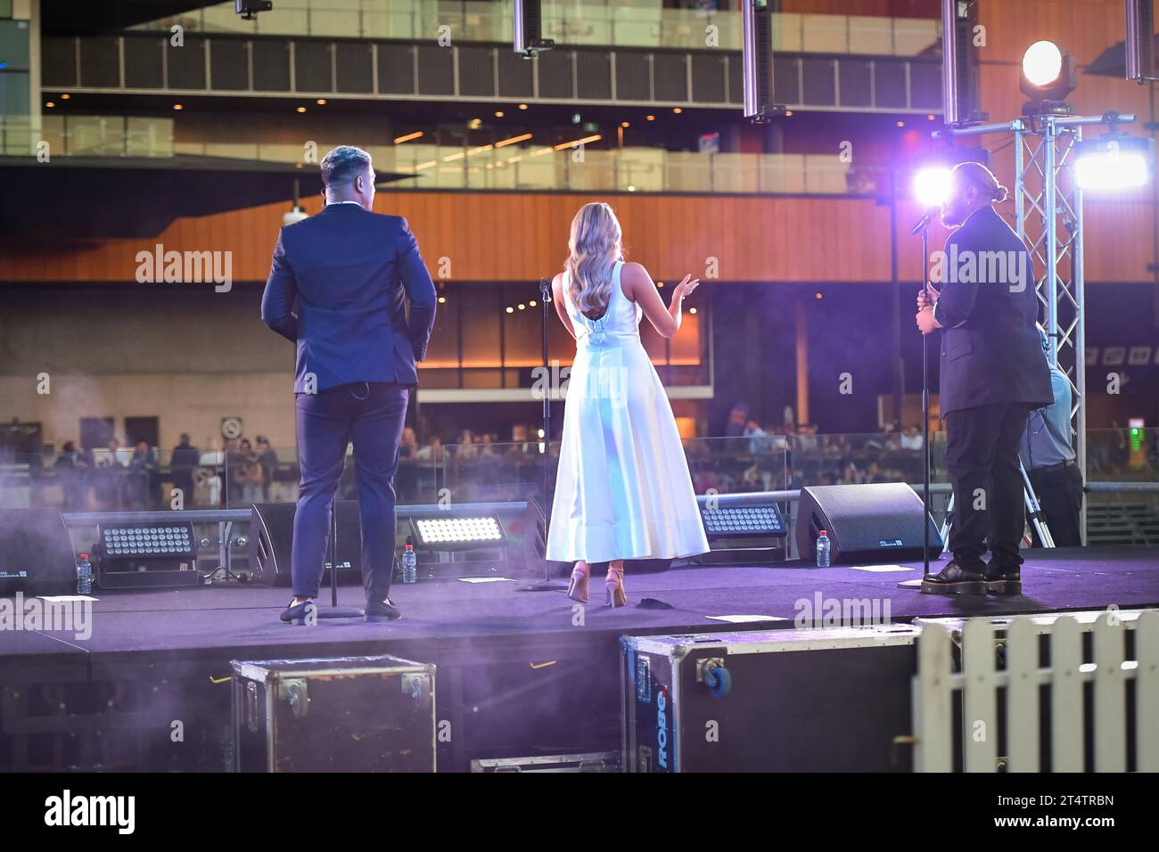 Sydney, Australia - 4 dicembre 2020: Samantha Jade si esibisce sul palco durante il Royal Randwick Christmas Festival all'ippodromo Royal Randwick. Foto Stock