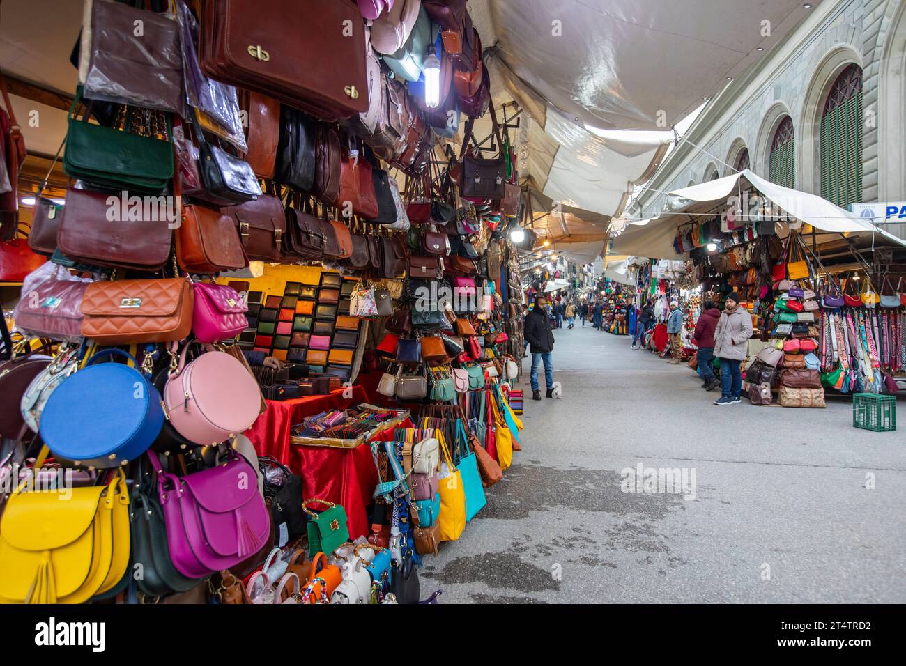 La pelletteria viene esposta per la vendita nei mercati di Firenze, Italia Foto Stock