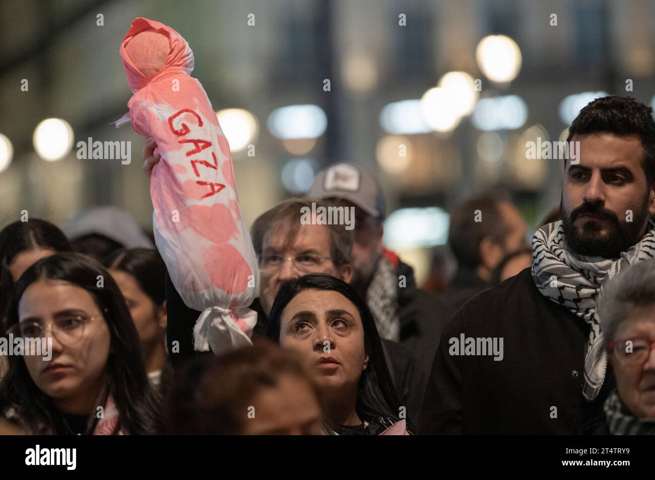 Madrid, Spagna. 1 novembre 2023. Una donna tiene la rappresentazione di un bambino morto durante una veglia che sostiene la Palestina. La comunità palestinese di Madrid ha tenuto una veglia in coincidenza con la giornata di Ognissanti e la giornata dei morti per protestare contro i palestinesi uccisi a Gaza. A seguito di un attacco letale di Hamas nel sud di Israele il 7 ottobre, Israele ha effettuato intensivi attacchi aerei e una potenziale invasione terrestre sulla Striscia di Gaza. Crediti: Marcos del Mazo/Alamy Live News Foto Stock