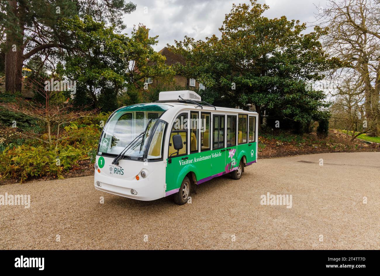 Un veicolo di assistenza per i visitatori parcheggiato pronto e in attesa di prelevare meno passeggeri mobili al RHS Garden Wisley, Surrey, Inghilterra sud-orientale Foto Stock