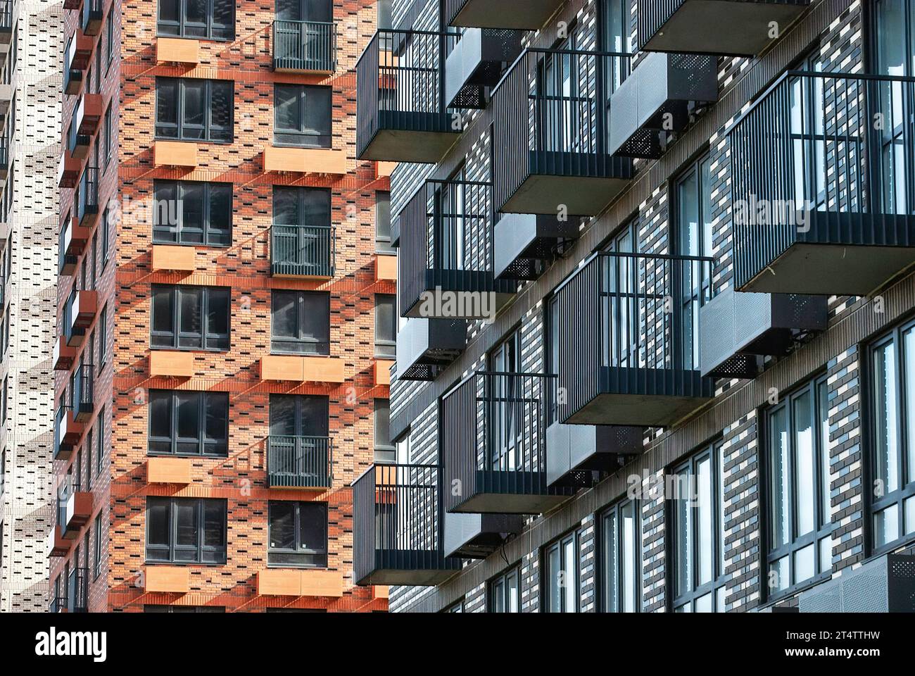 Facciata di un edificio a piu' piani con balconi Foto Stock