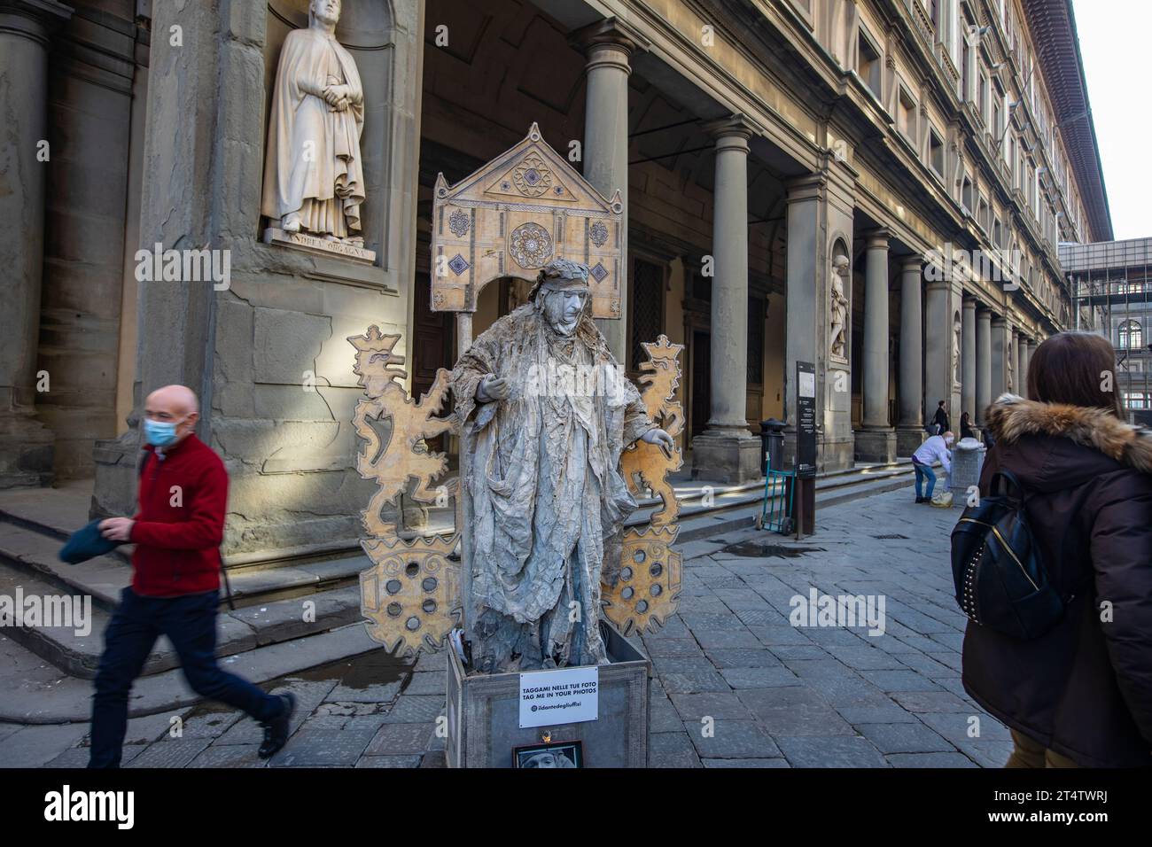 Firenze, Italia: Uno Street performer all'interno della Galleria degli Uffizi in Piazzale degli Uffizi a Firenze. Italia Foto Stock