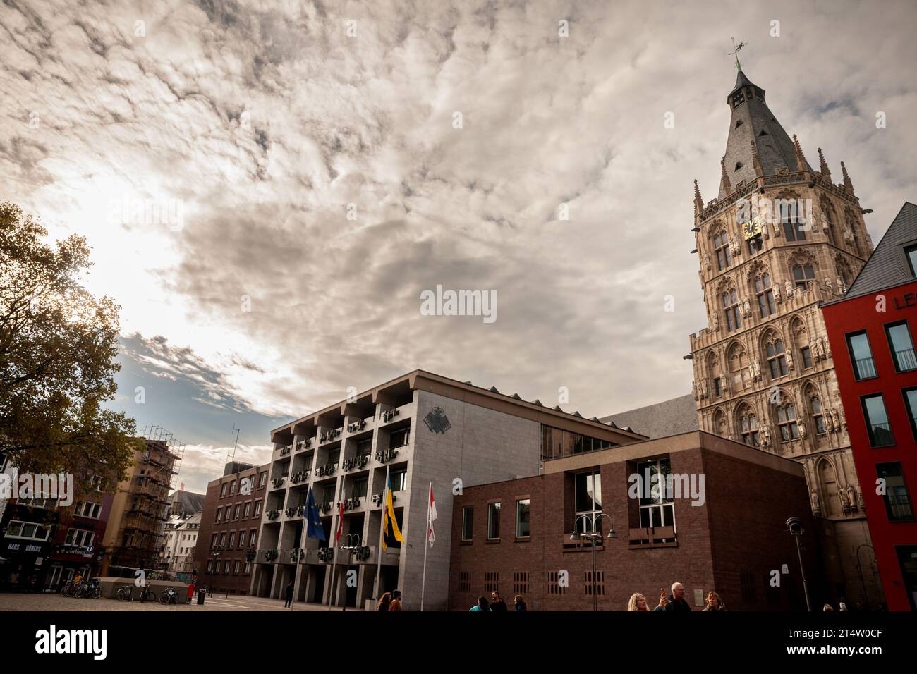 Foto della piazza Alter Markt di Colonia con il Rathaus Koeln. Il Municipio è un edificio storico di Colonia, nella Germania occidentale. Si trova Foto Stock