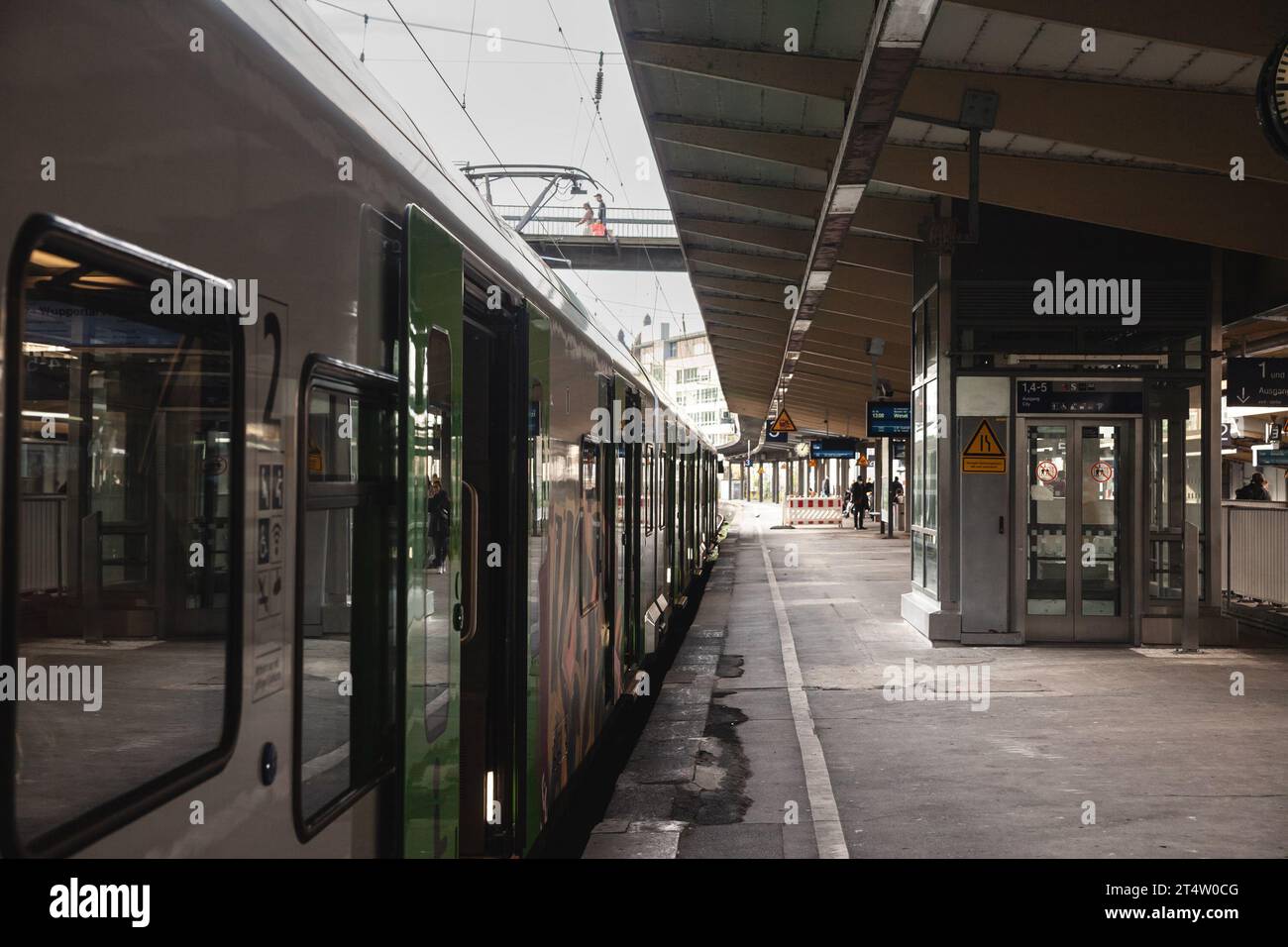 Immagine di un cartello con il logo VRR su uno dei treni suburbani della stazione ferroviaria di Wuppertal. Il Verkehrsverbund Rhein-Ruhr, abbreviato VRR, è Foto Stock