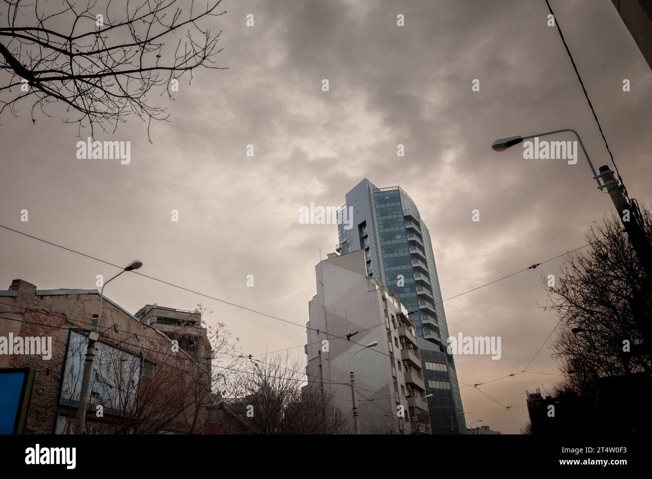 Foto di un grattacielo rumeno nel centro di bucarest in Romania, al tramonto. Bucarest è la capitale rumena. Foto Stock