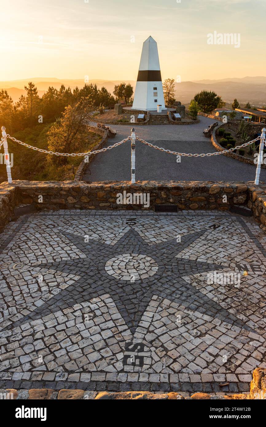 Centro geodetico del Portogallo a Vila de Rei al tramonto, con la bussola rosa in primo piano e il punto di riferimento geodetico sullo sfondo. Foto Stock