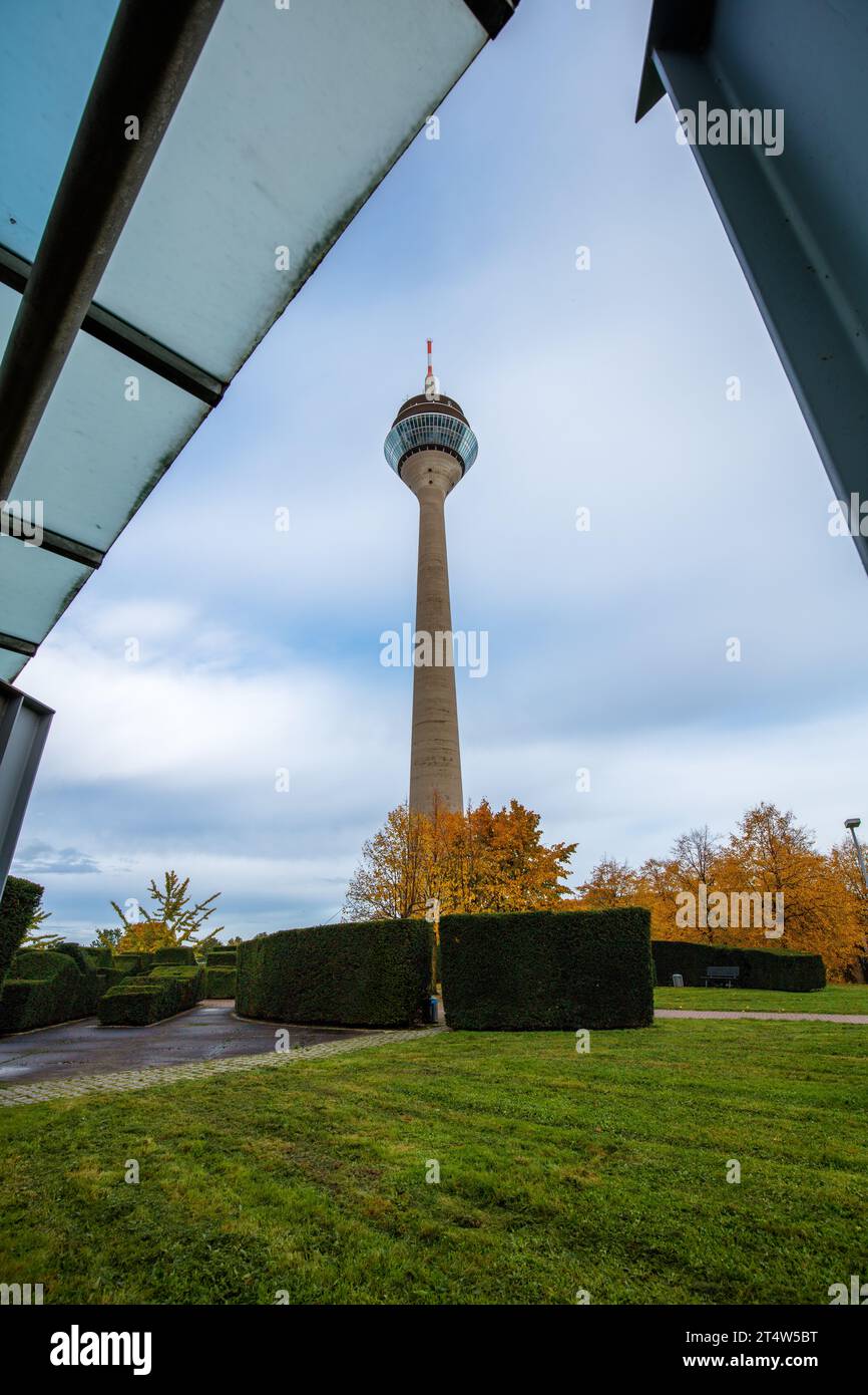 01.11.2023. Düsseldorf. Rheinturm am Rheinufer. Foto Stock