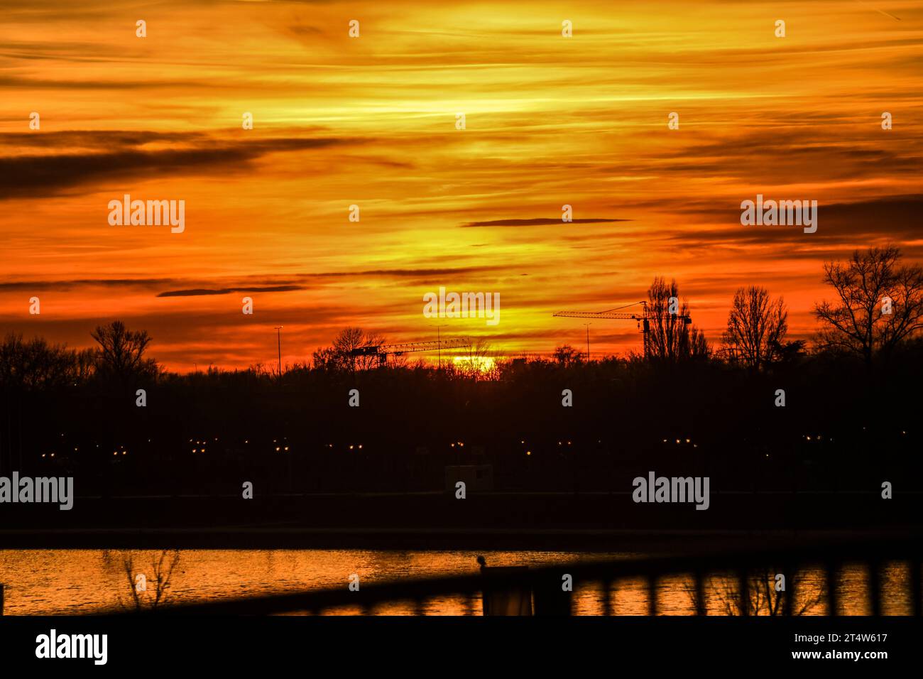 Tramonto a Belgrado, sulla riva del fiume Sava. Serbia Foto Stock