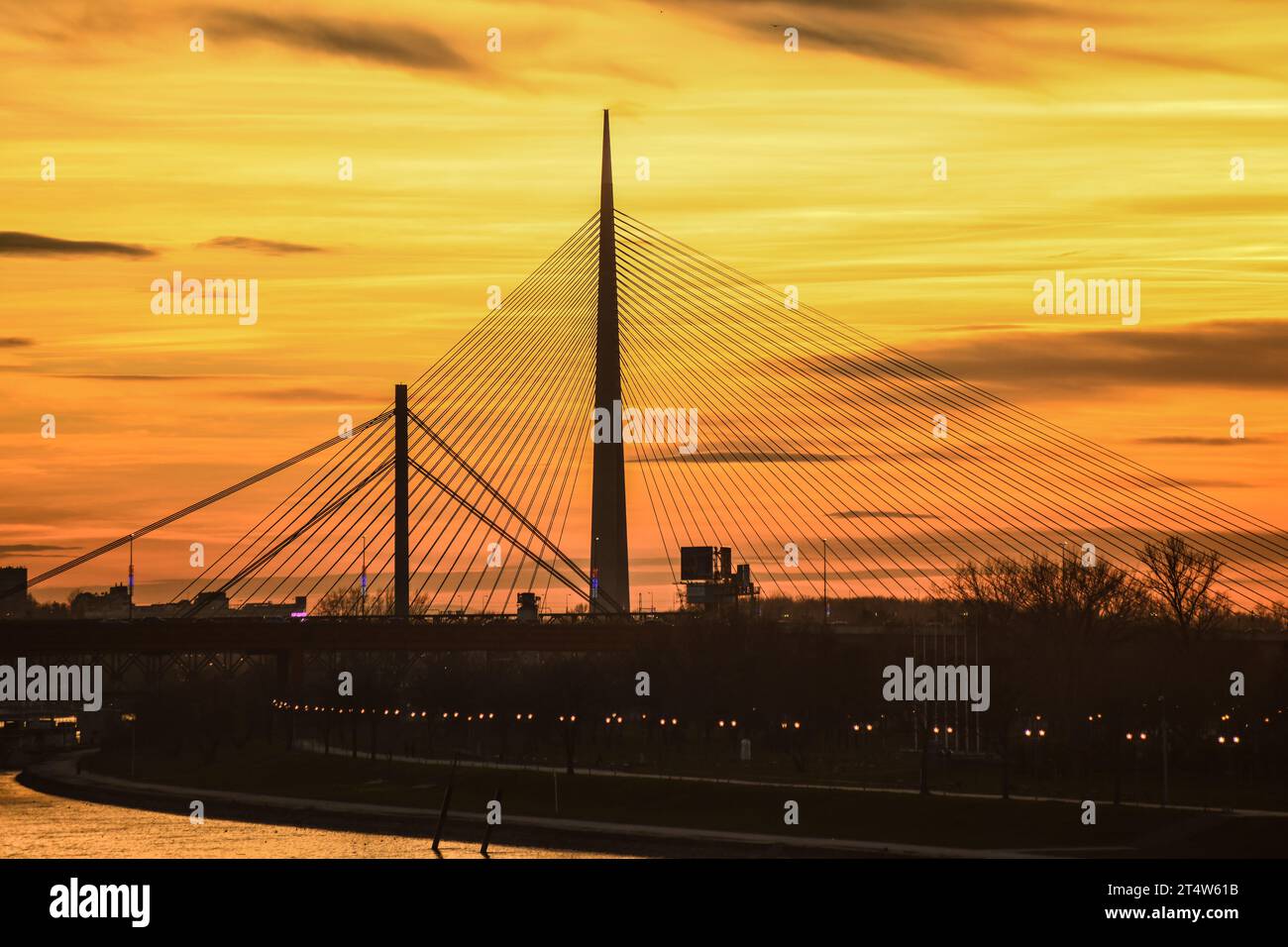 Tramonto a Belgrado: Ponte ADA. Serbia Foto Stock