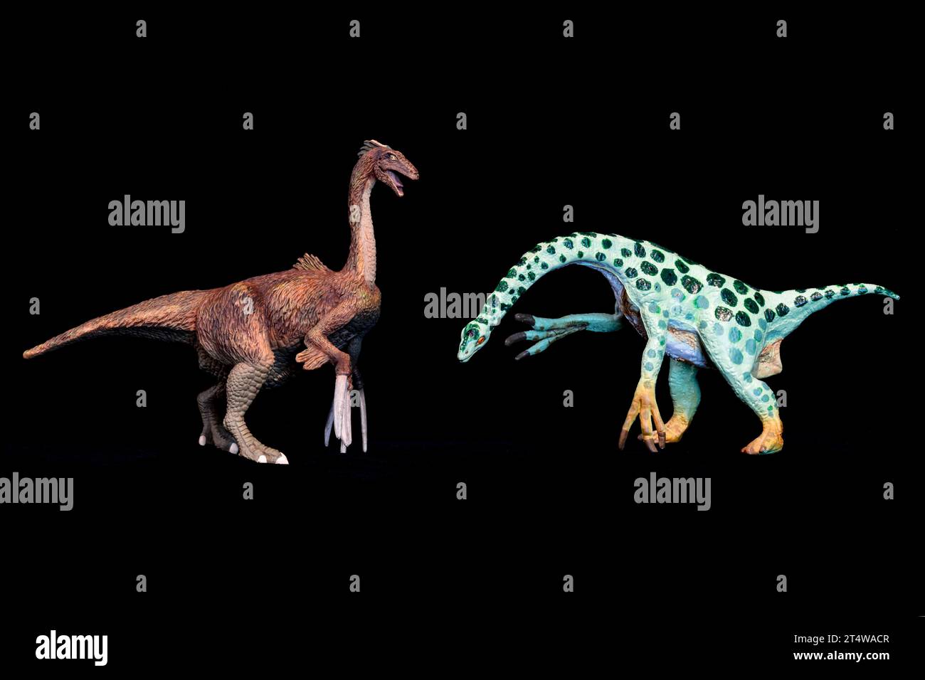Modelli di Therizinosaurus: Destra, 1993 figura di Safari Ltd.; sinistra, 2012 piumato di Collect Foto Stock
