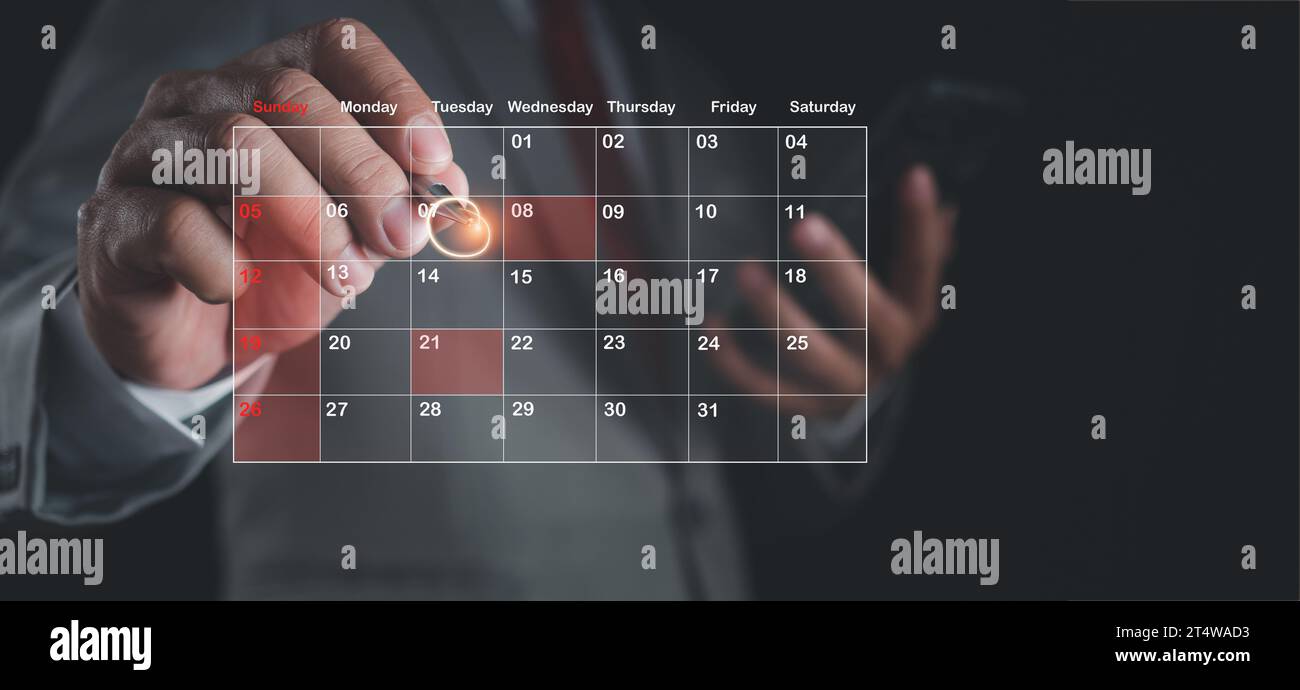 Uomo d'affari che contrassegna le date sul calendario virtuale, gestisce il suo programma aziendale, imposta promemoria per appuntamenti importanti, collage creativo per il piano Foto Stock