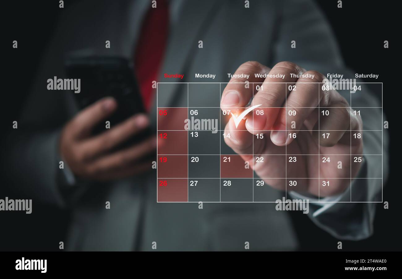 Uomo d'affari che contrassegna le date sul calendario virtuale, gestisce il suo programma aziendale, imposta promemoria per appuntamenti importanti, collage creativo per il piano Foto Stock