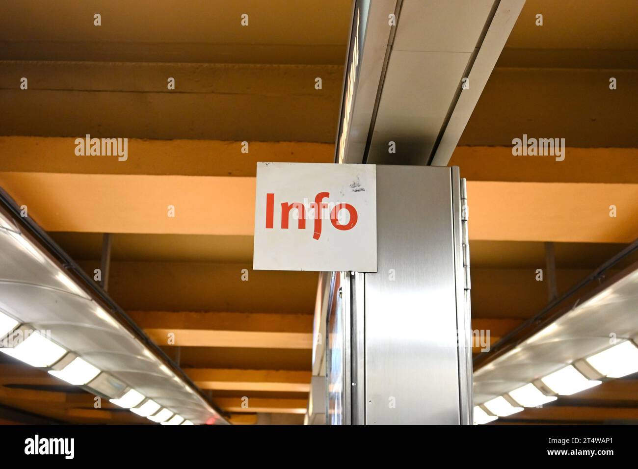 Cartello INFORMATIVO all'interno di una stazione della metropolitana di Bruxelles (Métro de Bruxelles) - Bruxelles Belgio - 23 ottobre 2023 Foto Stock