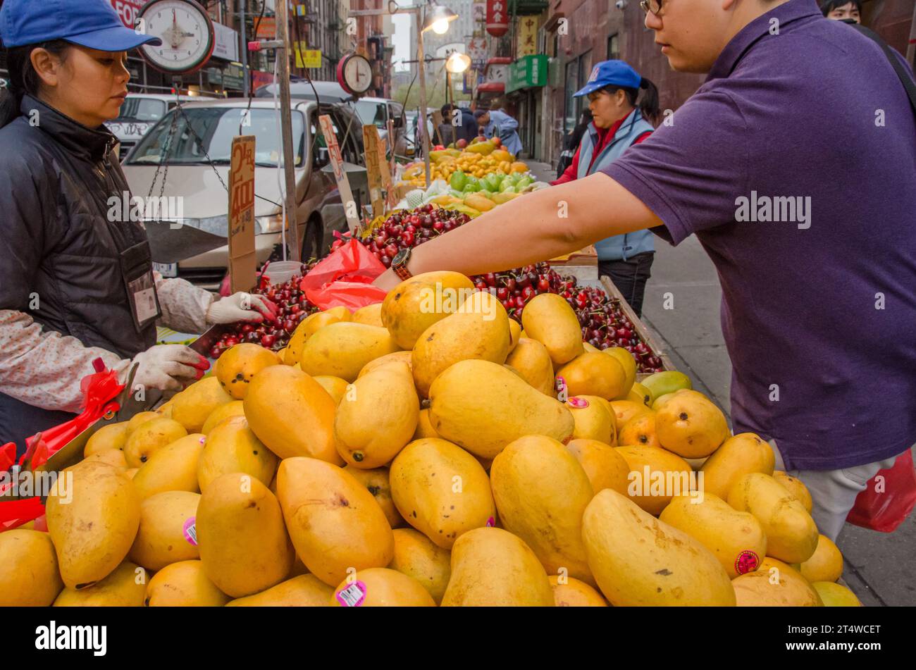 Frutta in vendita presso un mercato agricolo locale Foto Stock