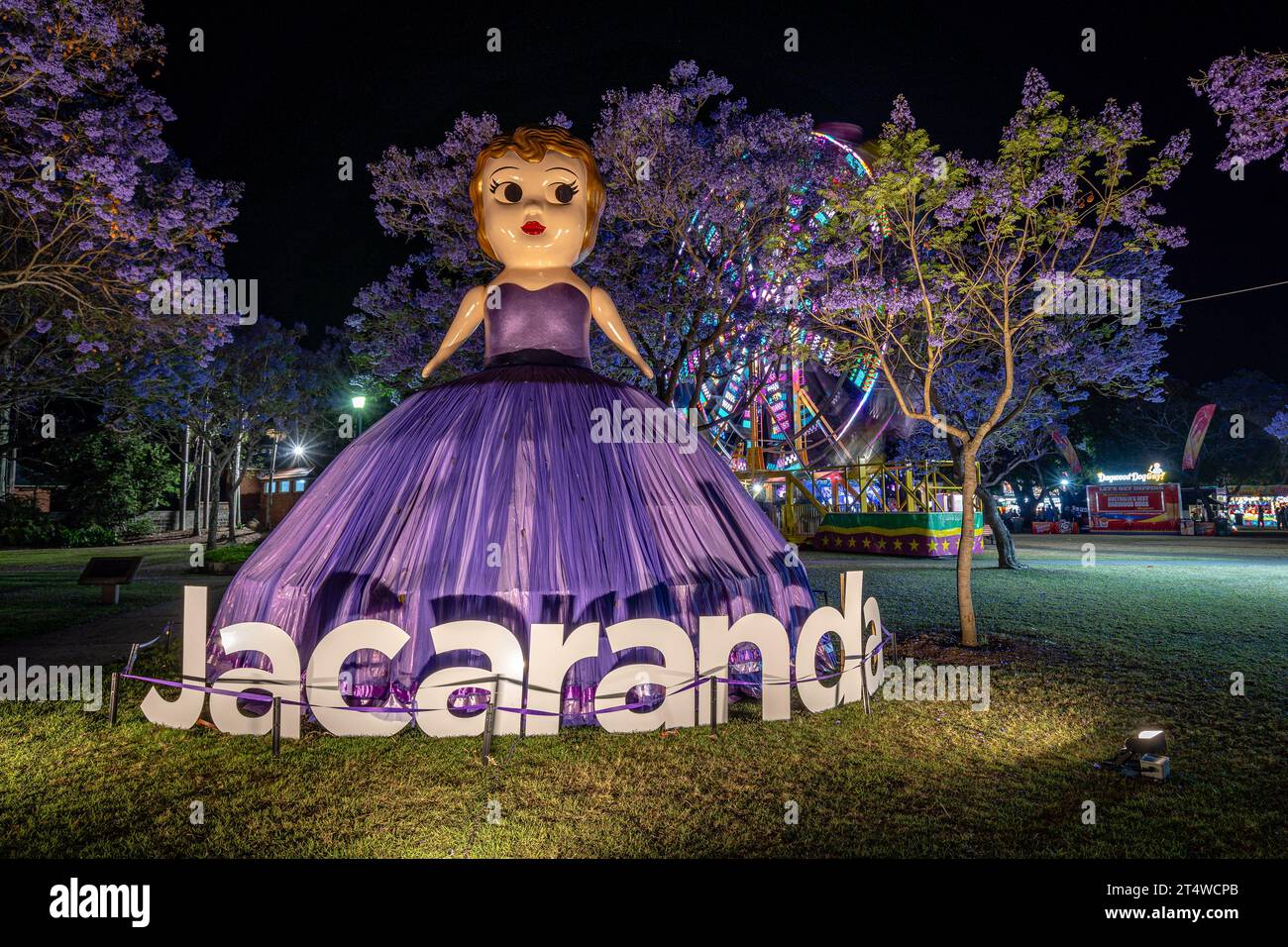 Grafton, NSW, Australia - Festival di Jacaranda presso la Piazza del mercato illuminato di notte Foto Stock