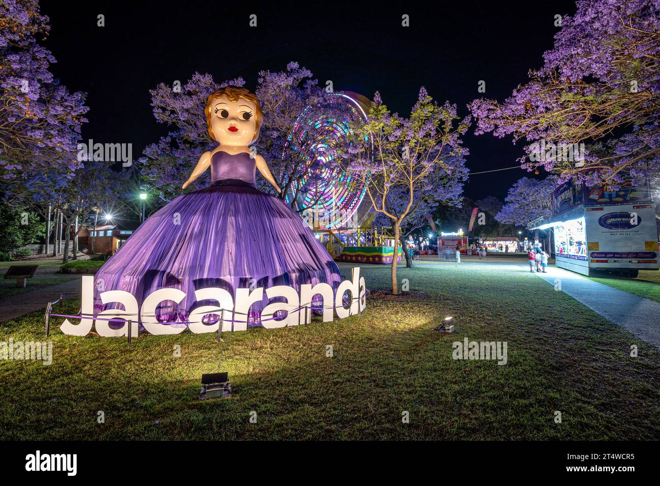 Grafton, NSW, Australia - Festival di Jacaranda presso la Piazza del mercato illuminato di notte Foto Stock
