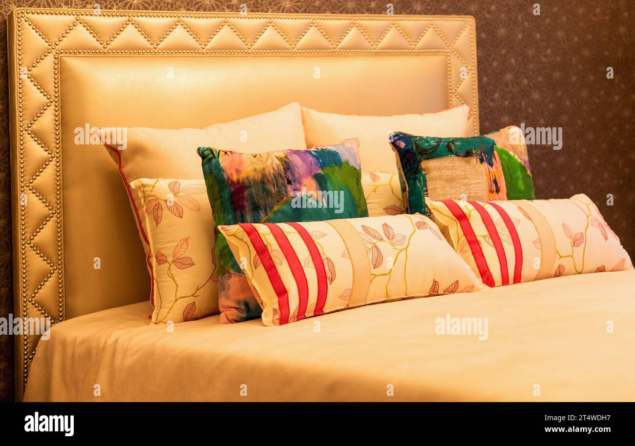 Cuscini comodi sul letto della camera da letto Foto Stock