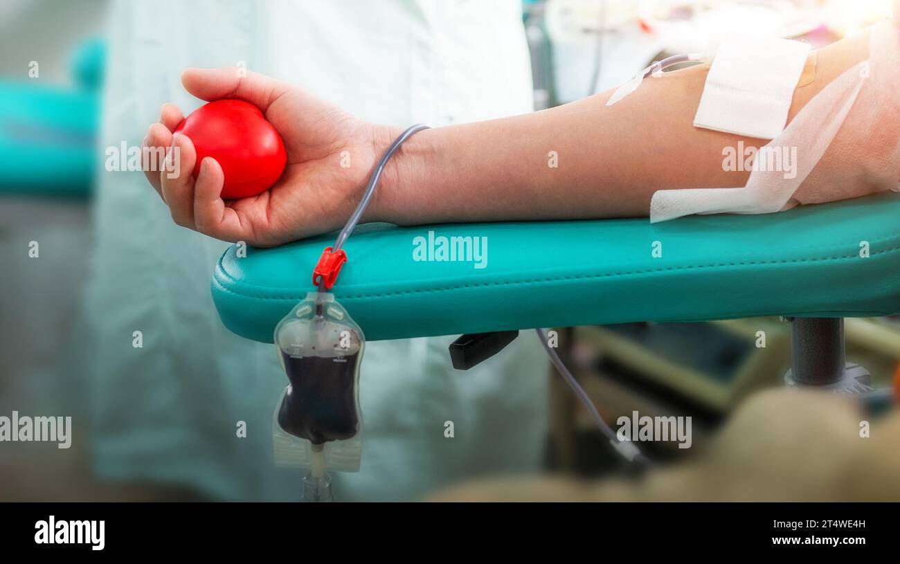 Donatore di sangue maschile in laboratorio con una palla rimbalzante in mano Foto Stock