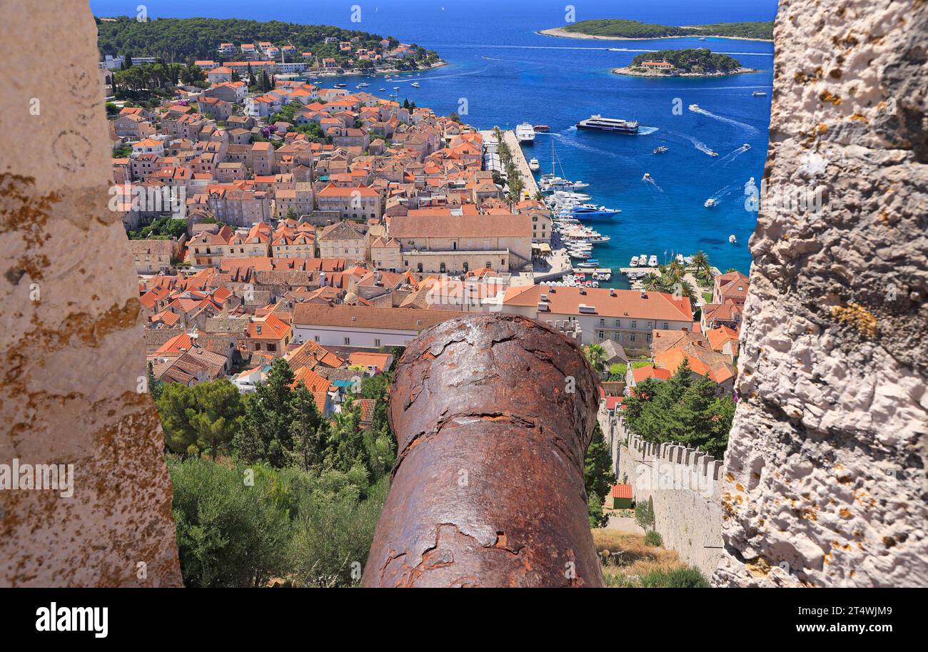 Vista aerea del porto di Hvar con il mare Adriatico e le barche, Croazia Foto Stock