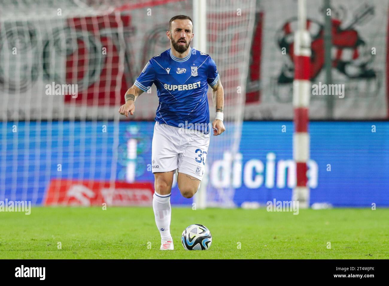 Nika Kvekveskiri di Lech Poznan visto in azione durante la partita di calcio Ekstraklasa del 2023-24 tra Cracovia Krakow e Lech Poznan allo Stadio di Cracovia. Punteggio finale; Cracovia Krakow 1:1 Lech Poznan. (Foto di Grzegorz Wajda/SOPA Images/Sipa USA) credito: SIPA USA/Alamy Live News Foto Stock