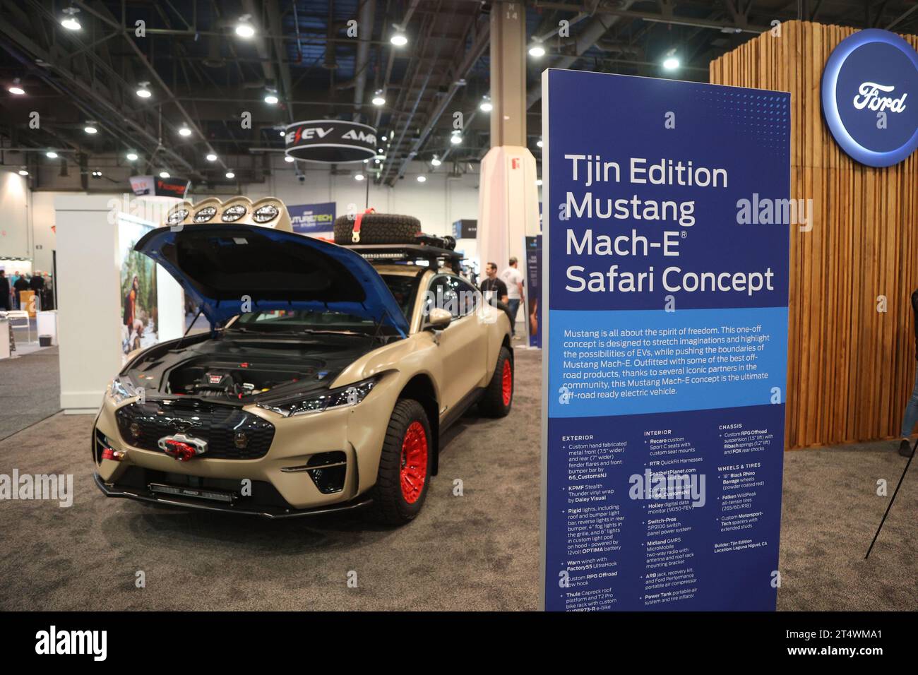 Las Vegas, Stati Uniti. 1 novembre 2023. Una veduta di una Ford EV Concept Vehicle, il Tjin Edition Mustang Mach-e Safari, in mostra durante il SEMA Show 2023, al Las Vegas Convention Center di Las Vegas, Nevada, mercoledì 1 novembre 2023. Foto di James Atoa/UPI credito: UPI/Alamy Live News Foto Stock