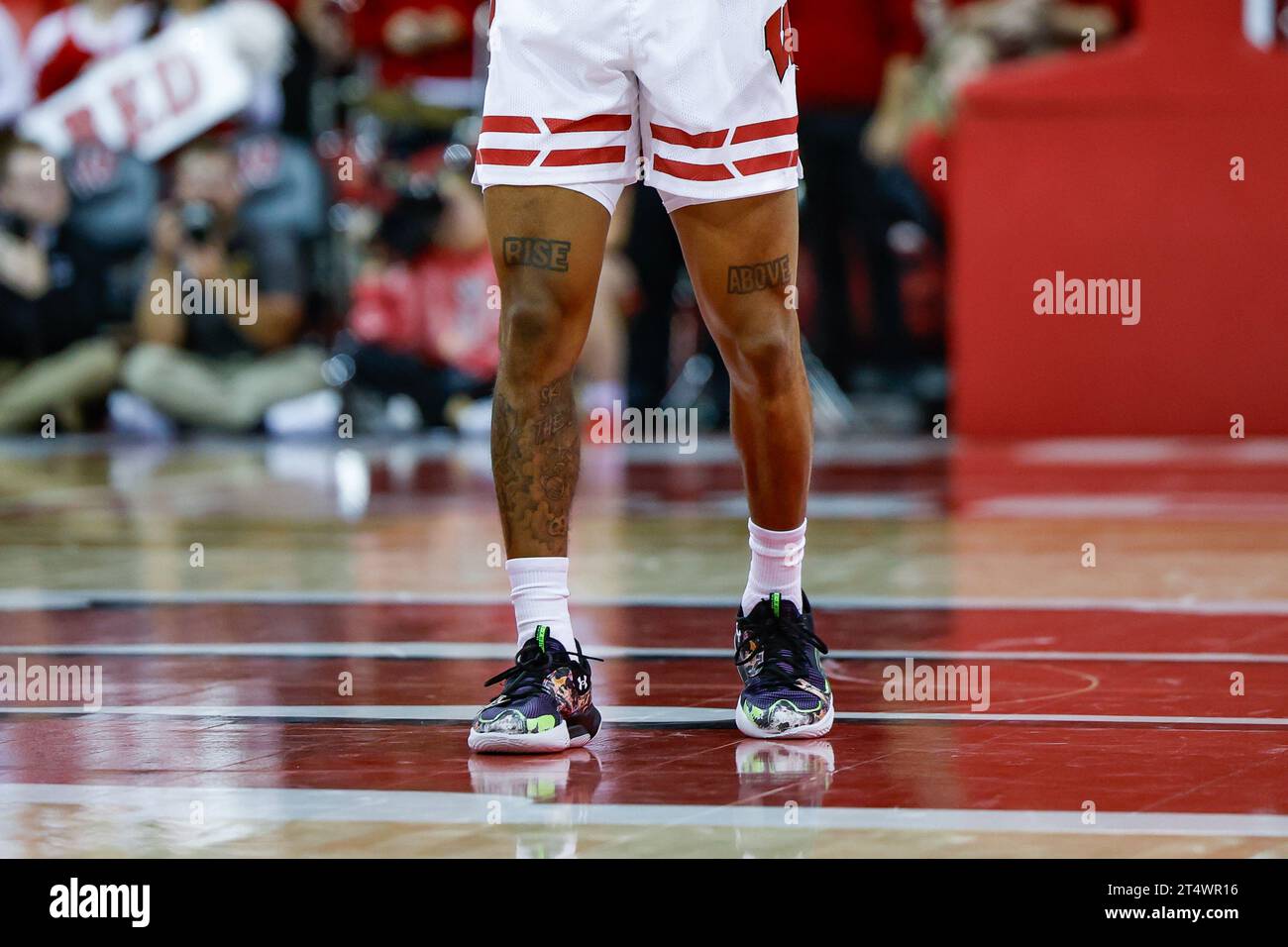 Madison, WISCONSIN, USA. 1 novembre 2023. I Wisconsin Badgers guardano Kamari McGee (4) tatuano ÔRise AboveÕ sulle cosce durante la partita di basket NCAA tra i puntatori a punti dell'Università del Wisconsin-Stevens e i Wisconsin Badgers al Kohl Center di Madison, WISCONSIN. Darren Lee/CSM/Alamy Live News Foto Stock