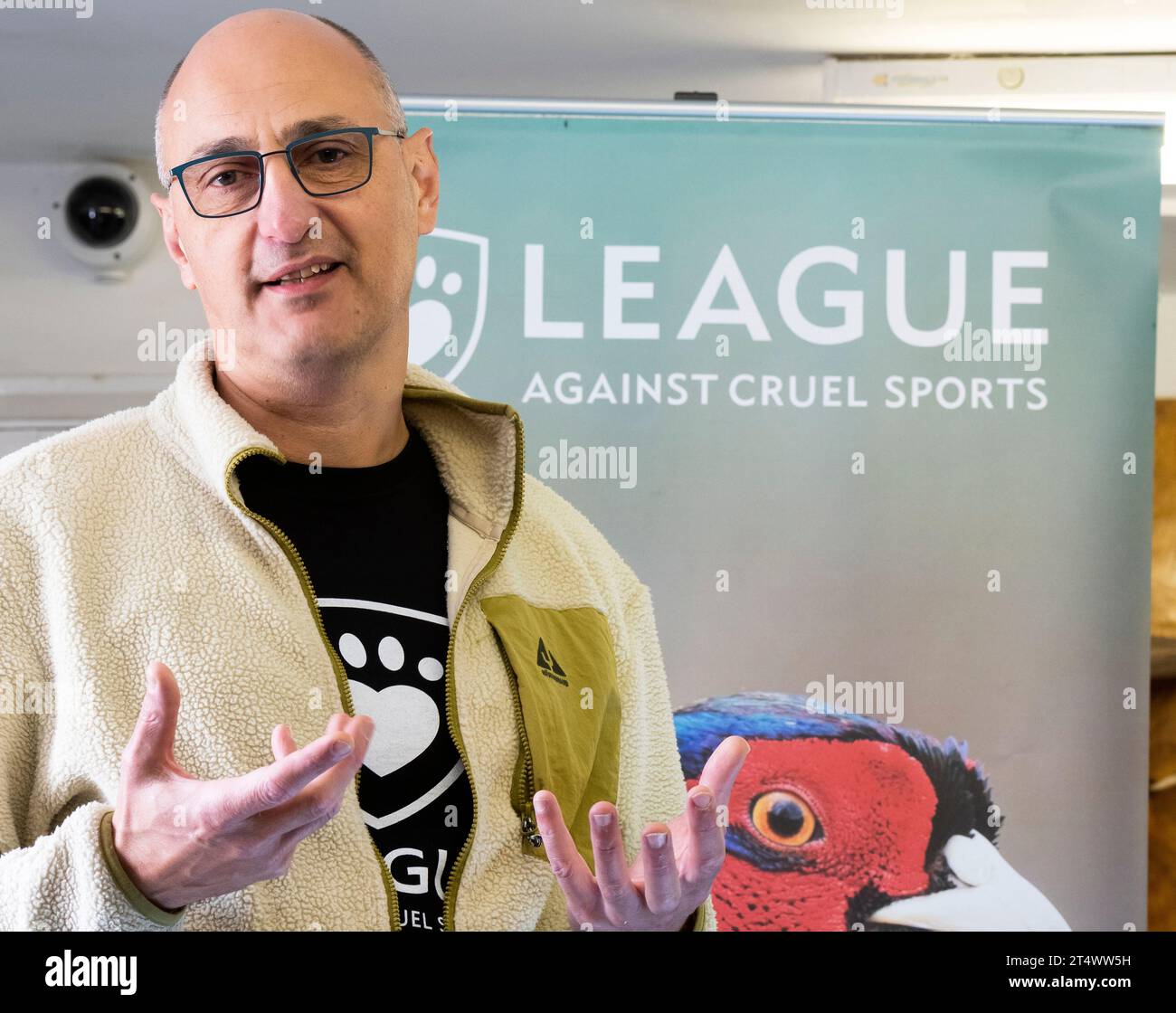 Andy Knott MBE, Chief Executive Officer (CEO) della League Against Cruel Sports. Andy Knott è stato CEO della League Against Cruel Sports dal gennaio 2018. Fotografato con il materiale pubblicitario League Against Cruel Sports sullo sfondo. Credito: Stephen Bell/Alamy Foto Stock
