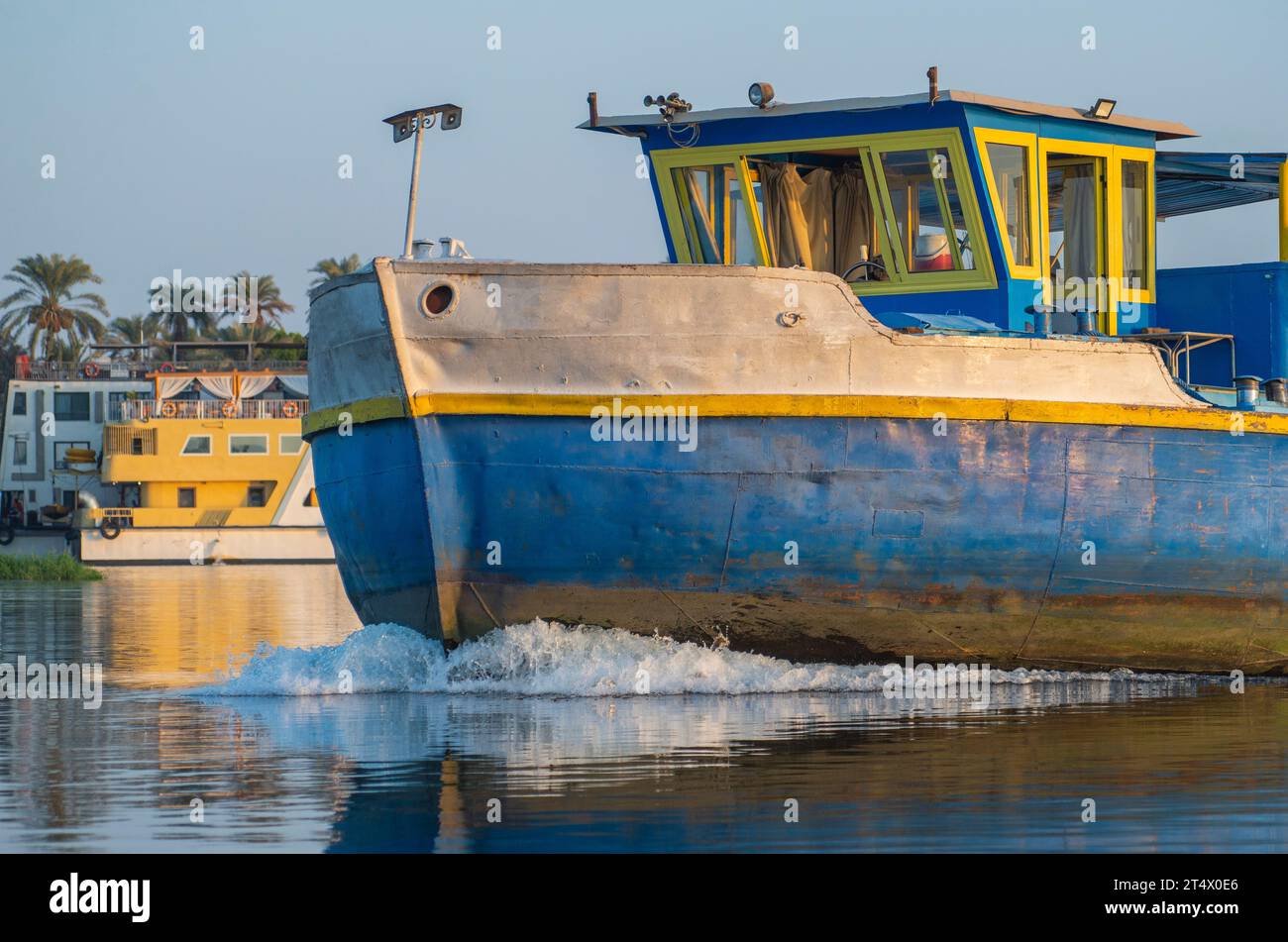 Primo piano di prua su un'imbarcazione industriale su chiatta fluviale che viaggia lungo un grande fiume in Africa Foto Stock